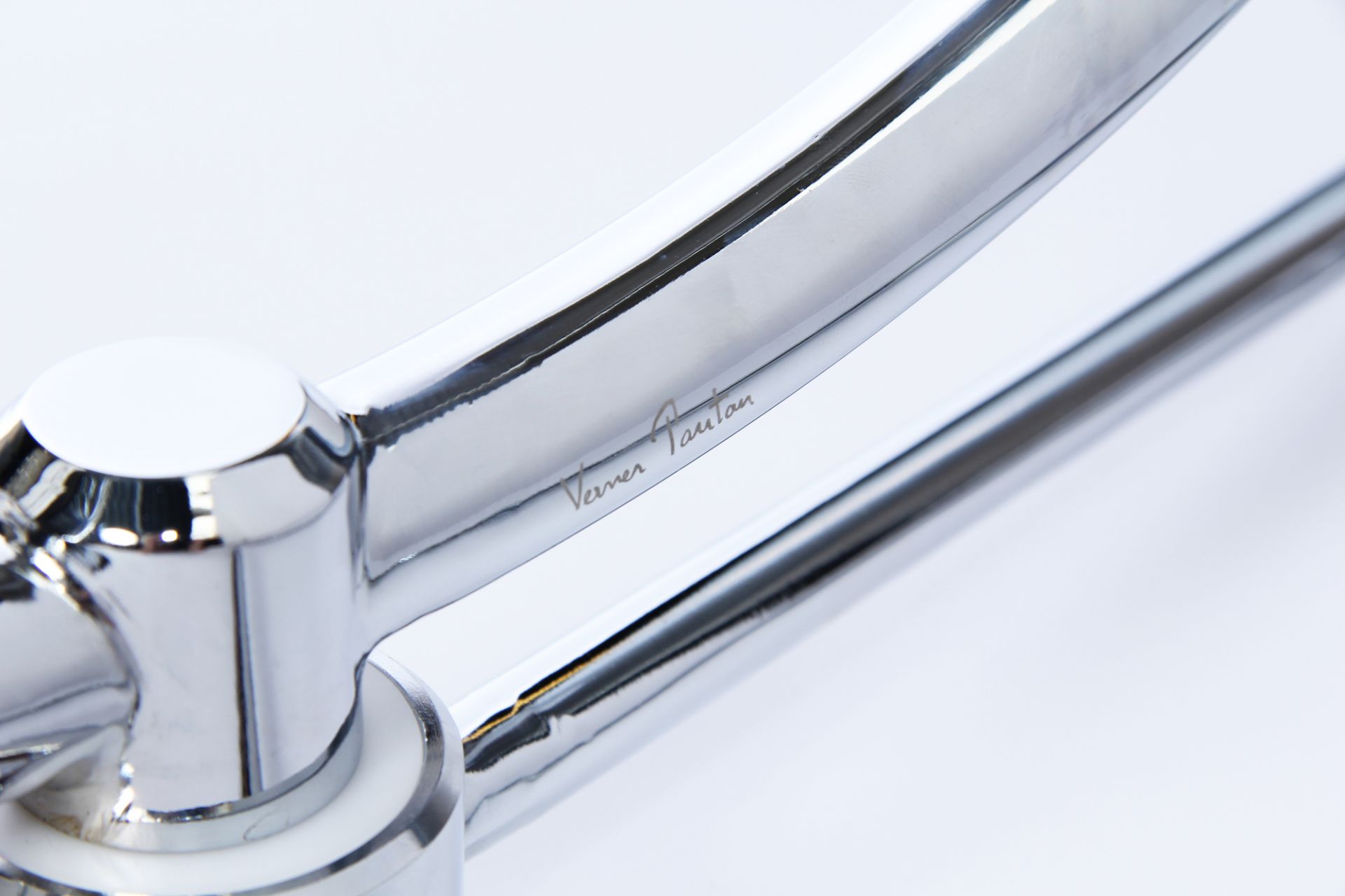 Detailaufnahme des Verpan System 1-2-3 Spiegels mit Verner Panton Signatur auf glänzendem Chrom.