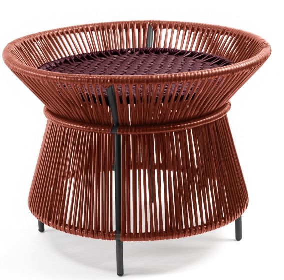 Brauner Caribe Chic Basket Table von ames, ein Outdoor-Tisch mit geflochtener Oberfläche.