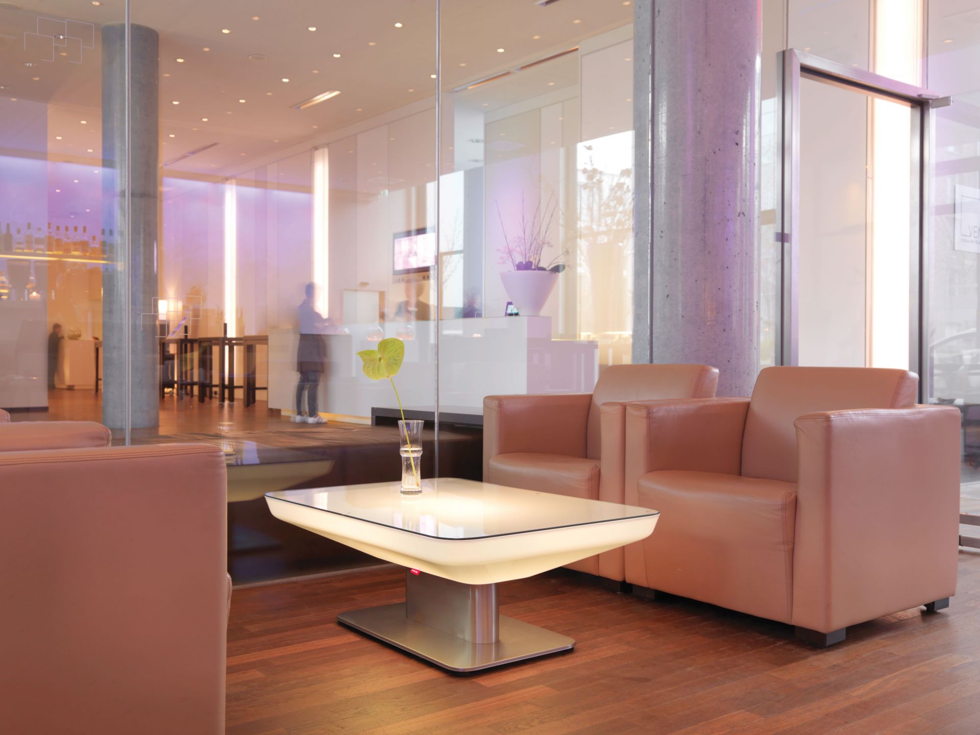 Studio 45 Tisch von Moree: Moderner, beleuchteter Indoor Tisch mit Glasvase und Blume.