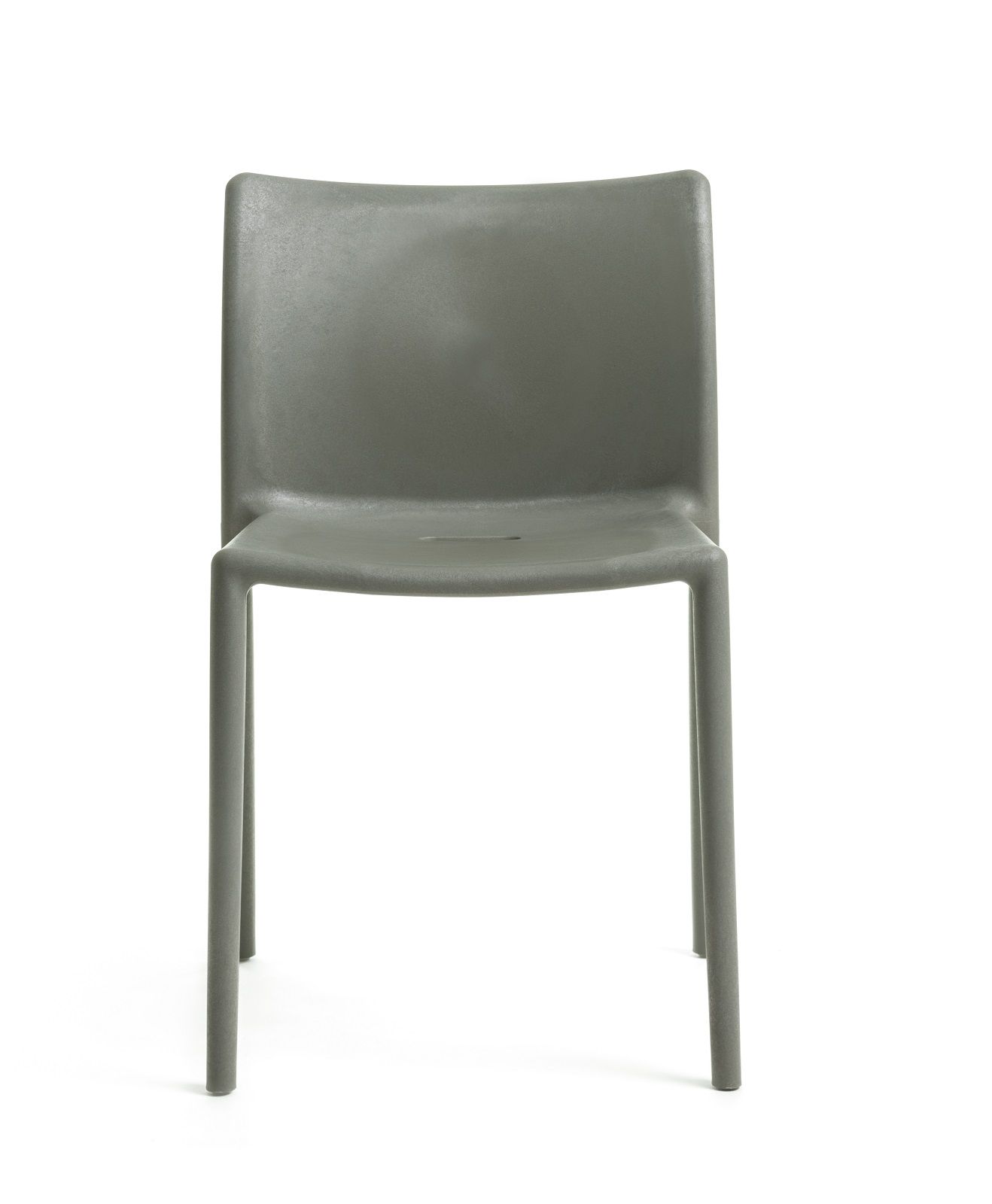 Grauer Magis Air-Chair Stuhl, Indoor und Outdoor geeignet, aus 100% recyceltem Material.