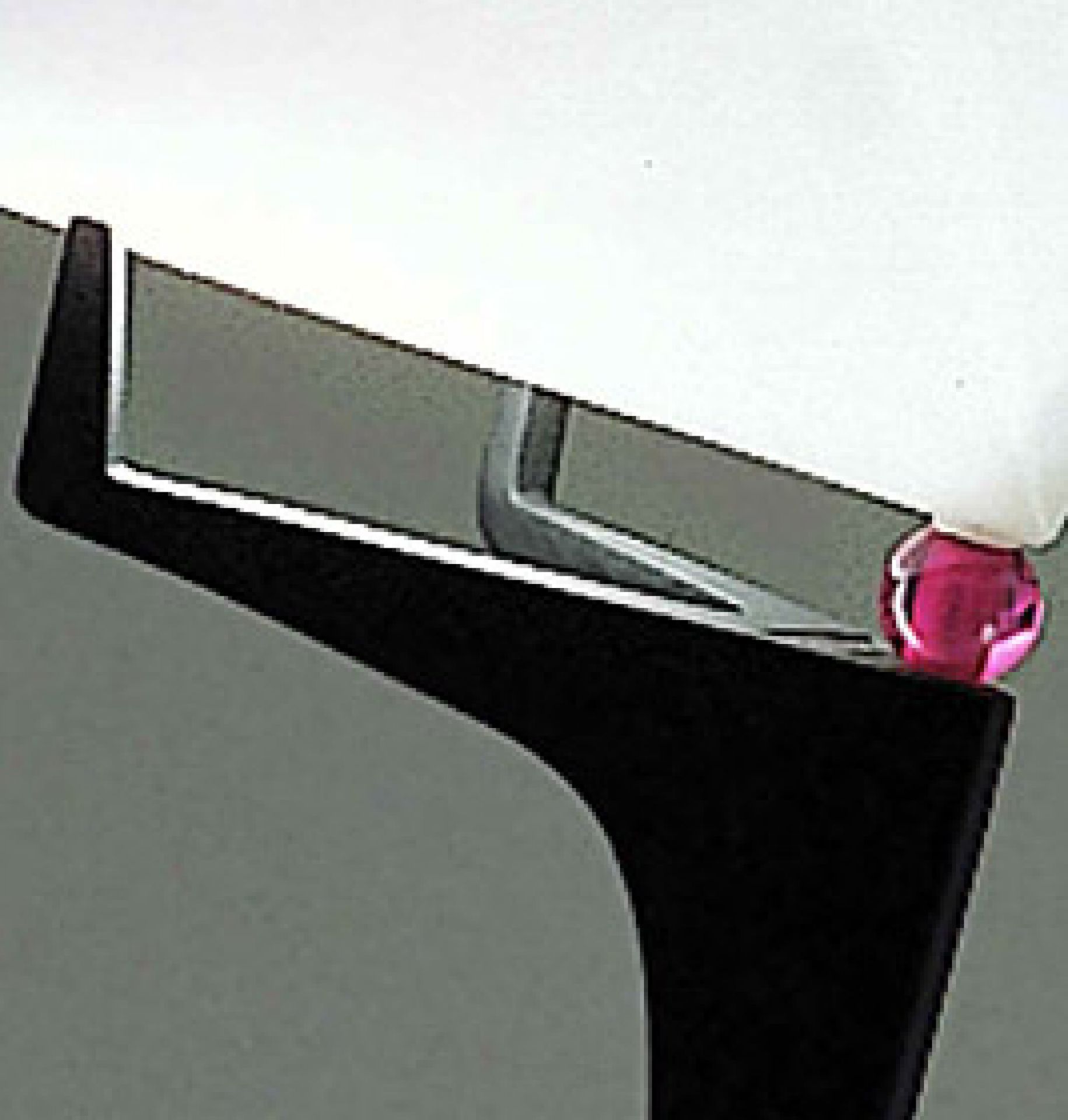 Detailaufnahme: Artemide Montjuic Stehleuchte mit schwarzem Fuß und roter Kugel. Designleuchte.