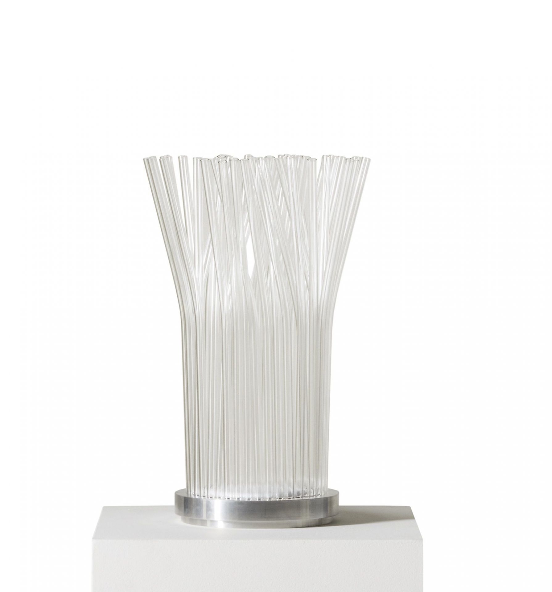 Fluxus-E Tischleuchte: Moderne Lampe mit Borosilikatglas-Stielen von Cassina, minimalistisches Design.