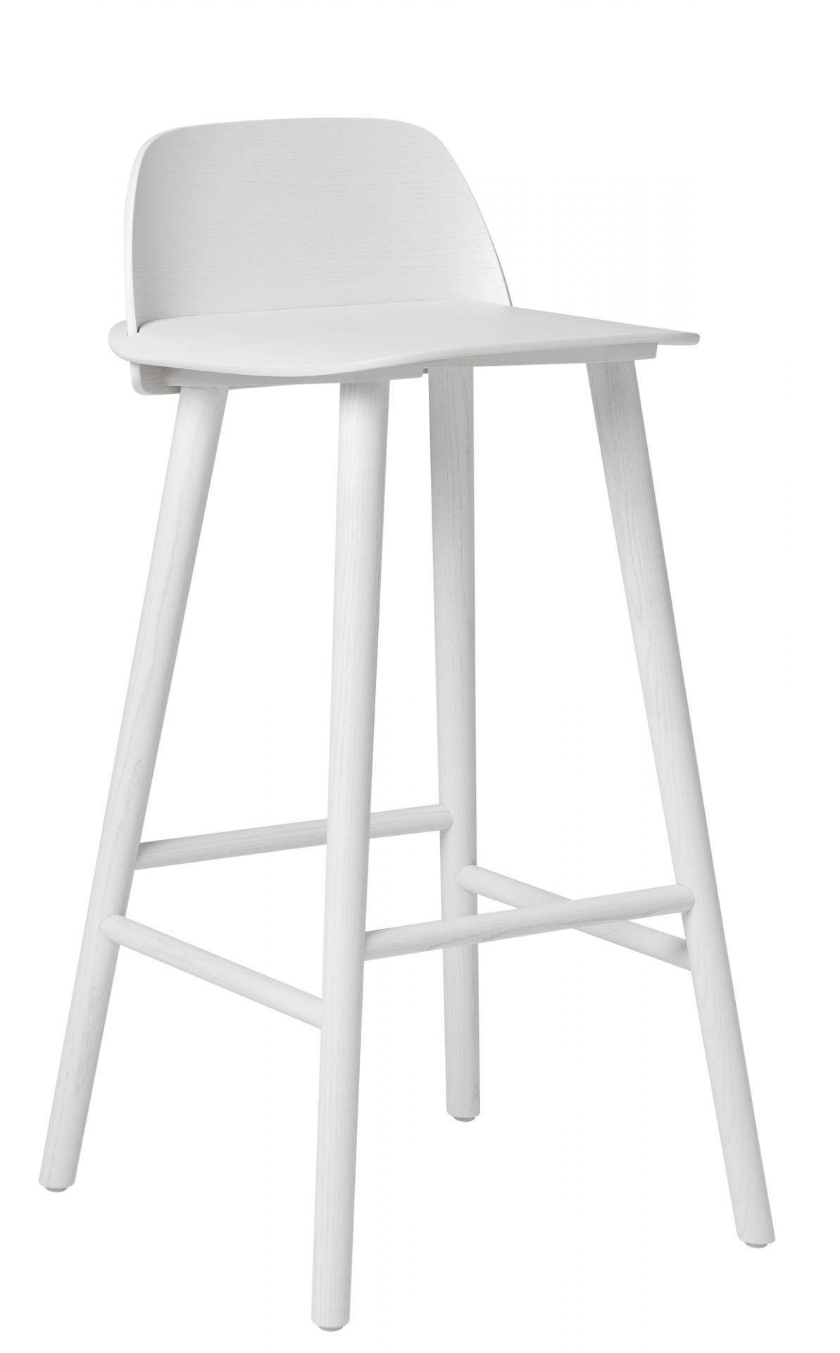 Weißer Nerd Barhocker von Muuto, H 75 cm, aus Holz mit Rückenlehne und Fußstütze.