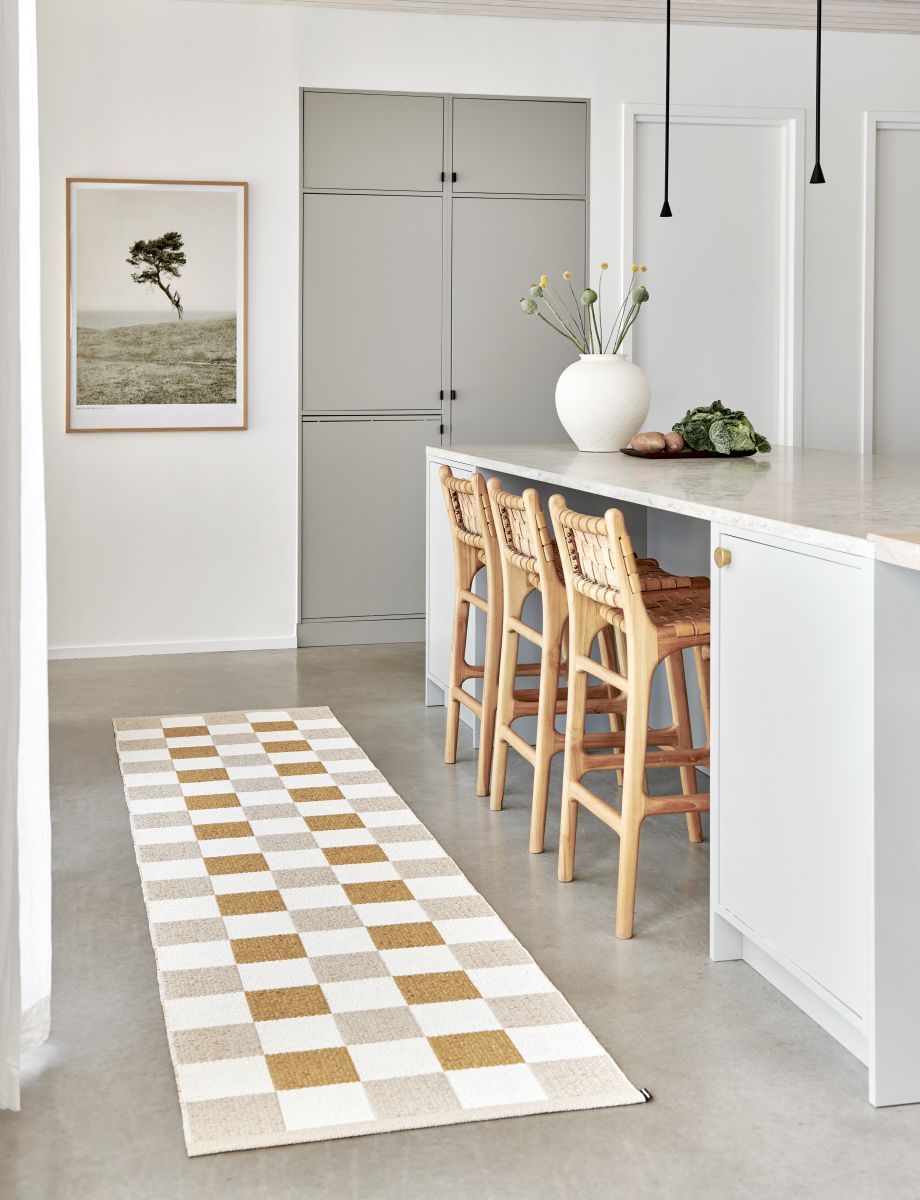 Pix Teppich von Pappelina, 70x160cm, Army Farbe, mit Schachbrettmuster in moderner Küche.