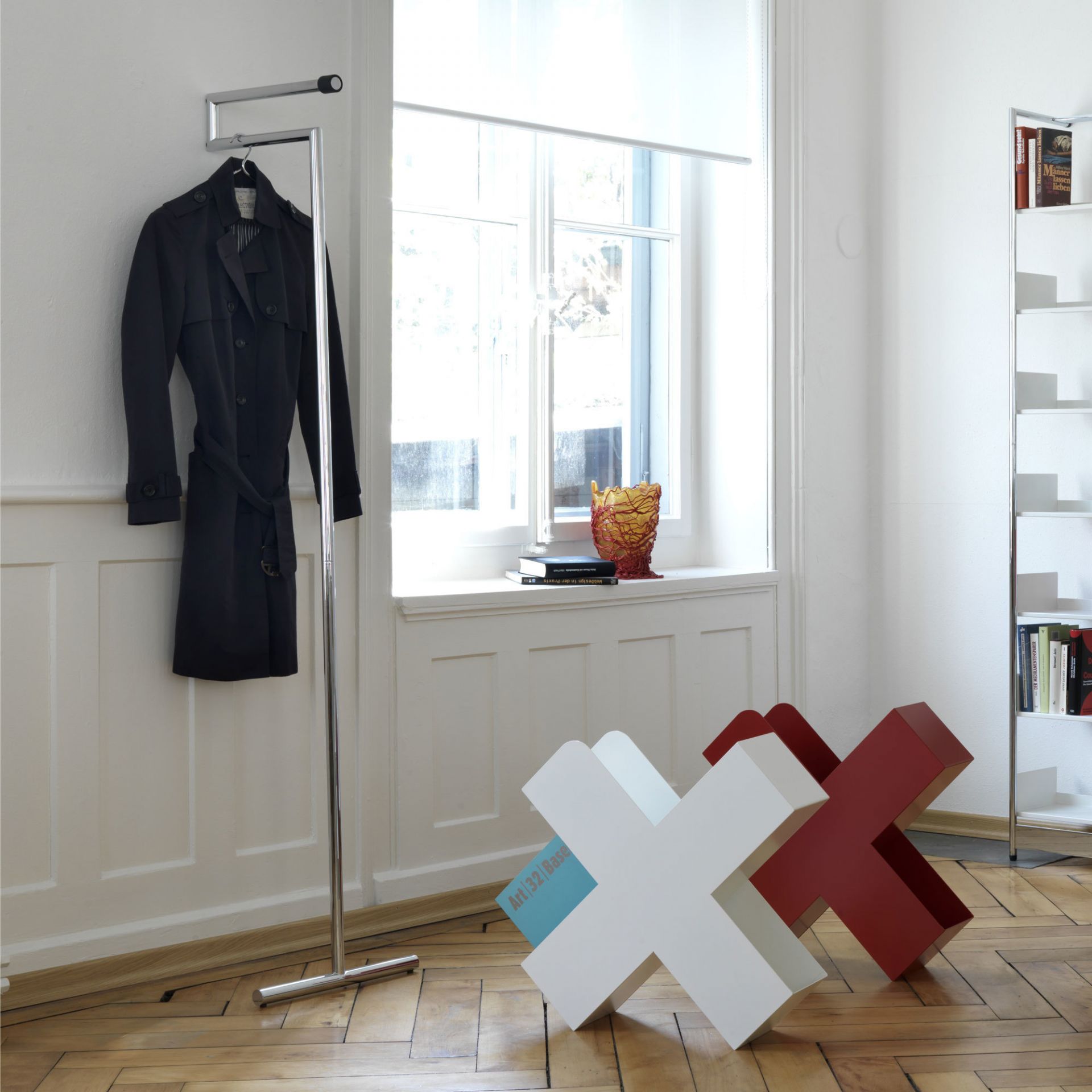 Snap Anlehngarderobe von Mox, chrom matt gebürstet, mit Mantel im modernen Wohnraum. Wandgarderobe für Flur und Diele.