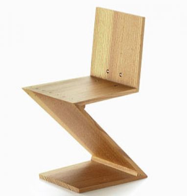 Miniatur Vitra Zig Zag Stuhl 1934 aus hellem Holz, ikonisches Designmöbel für Sammler und Designliebhaber.