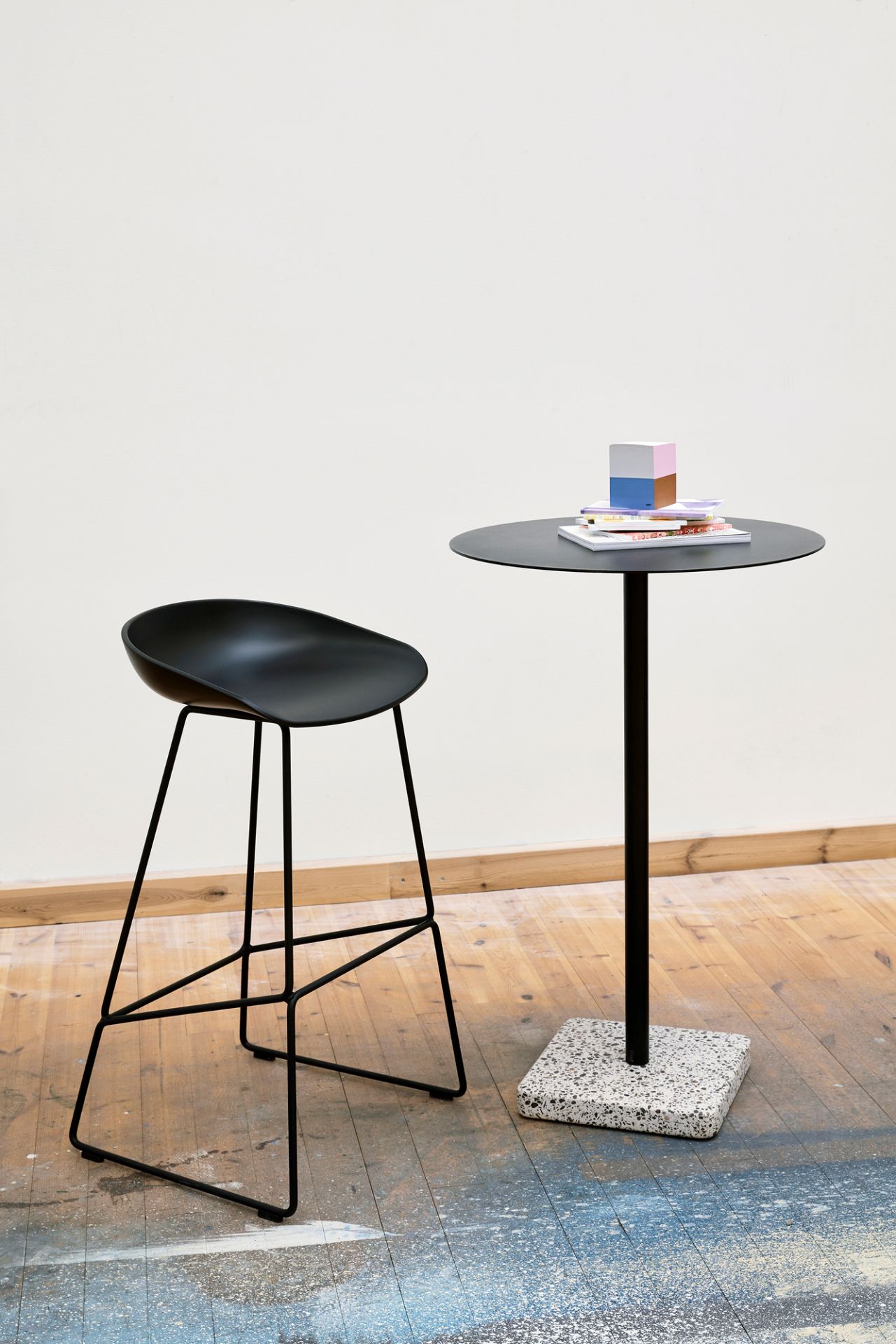 About a Stool AAS 38 / AAS38 Barhocker Hay Schale schwarz / Gestell schwarz SH 65 cm EINZELSTÜCK