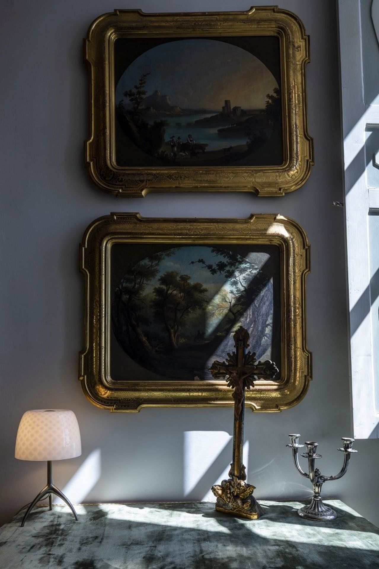 Lumiere Tischleuchte von Foscarini, Modell Tavolo, mit Dimmer, neben antiken Gegenständen.