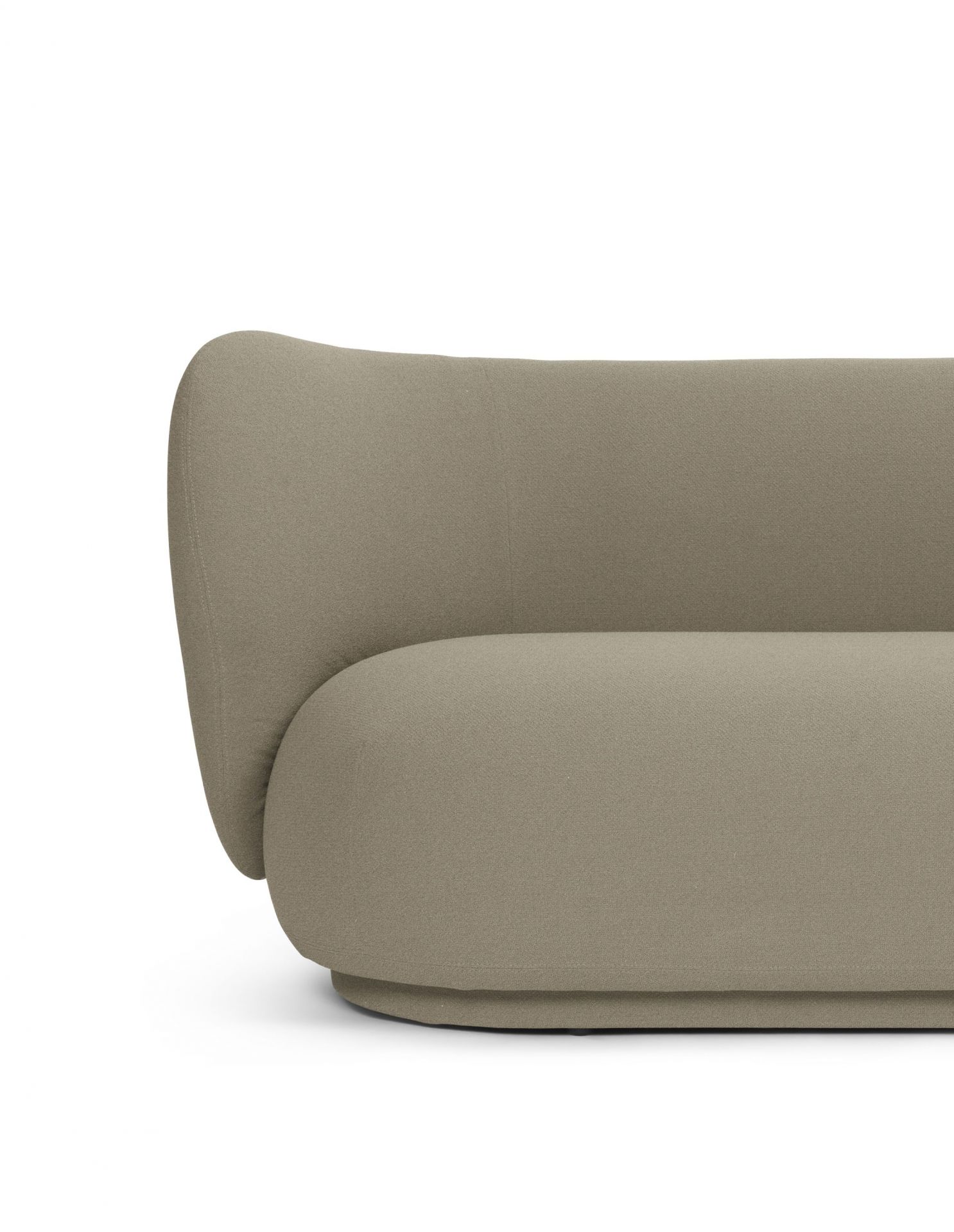Detailaufnahme des Rico Sofas von Ferm Living in Cashmere-Beige, modernes Design.