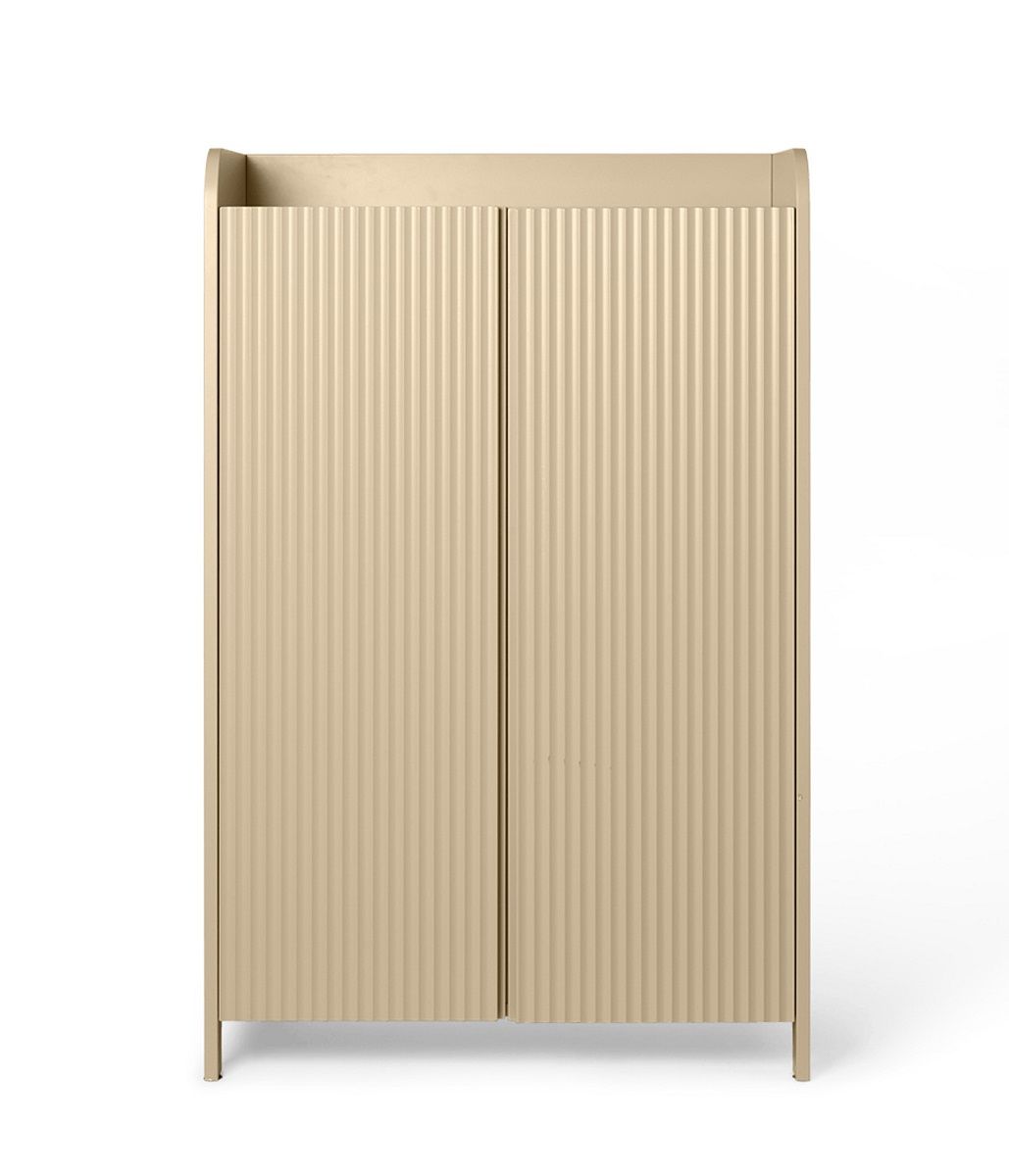 Sill Kommode in Cashmere von Ferm Living: Niedrige Anrichte mit geriffelten Türen.