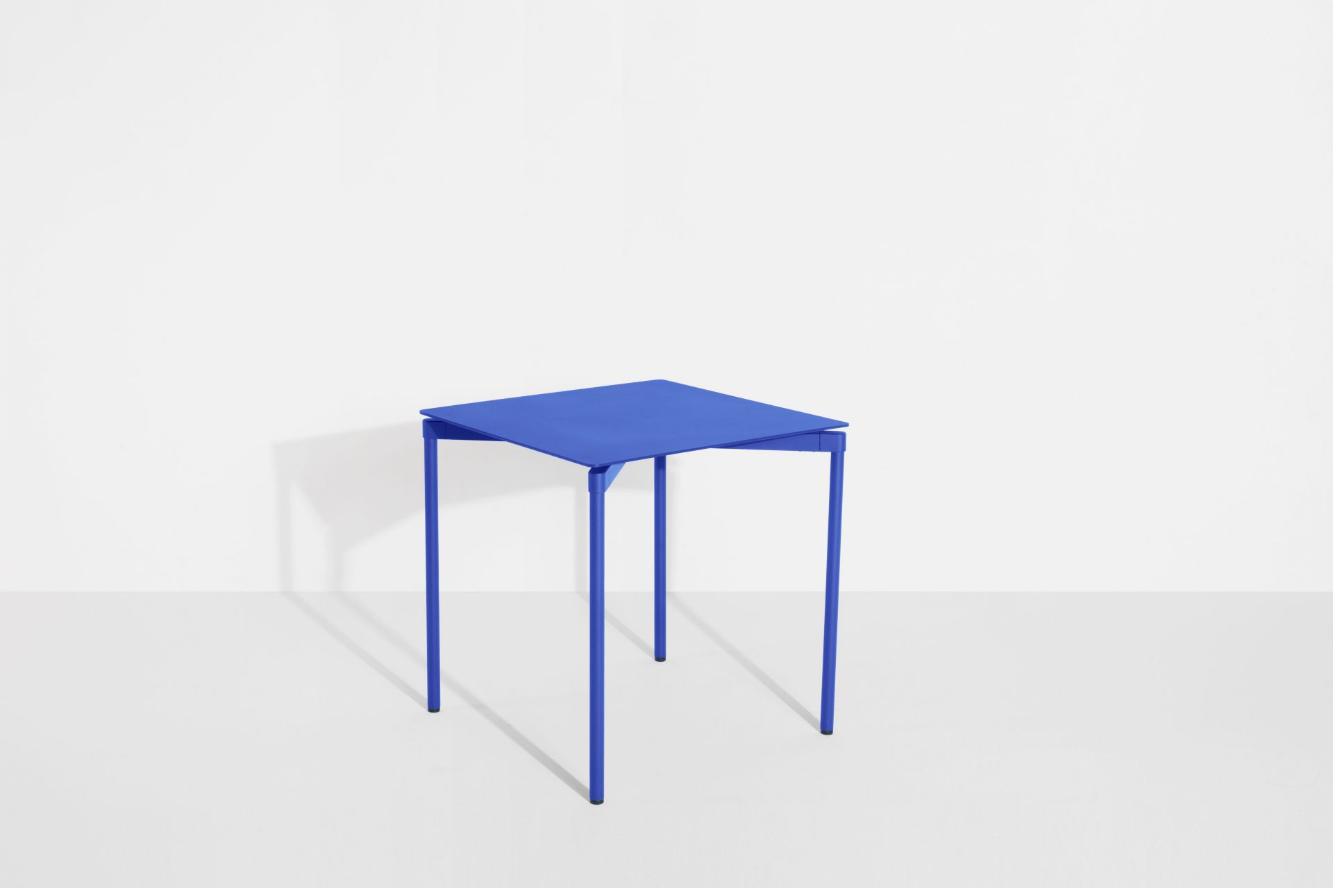 Blauer Fromme Dining Table, ein quadratischer Esstisch von Petite Friture, minimalistisches Design.
