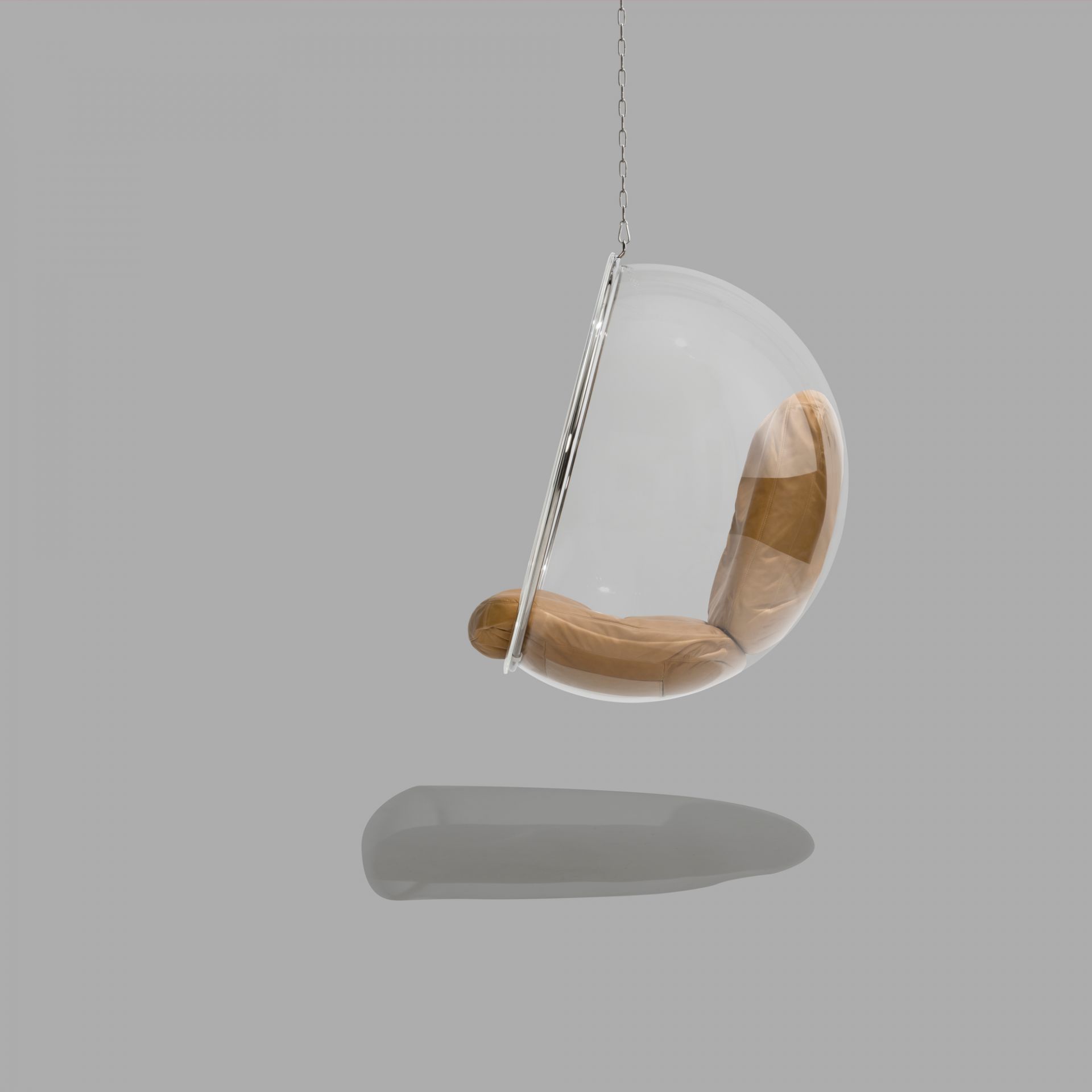 Silberner Bubble Hängesessel mit braunem Lederkissen, aufgehängt an einer Kette. Designklassiker für modernes Wohnen.