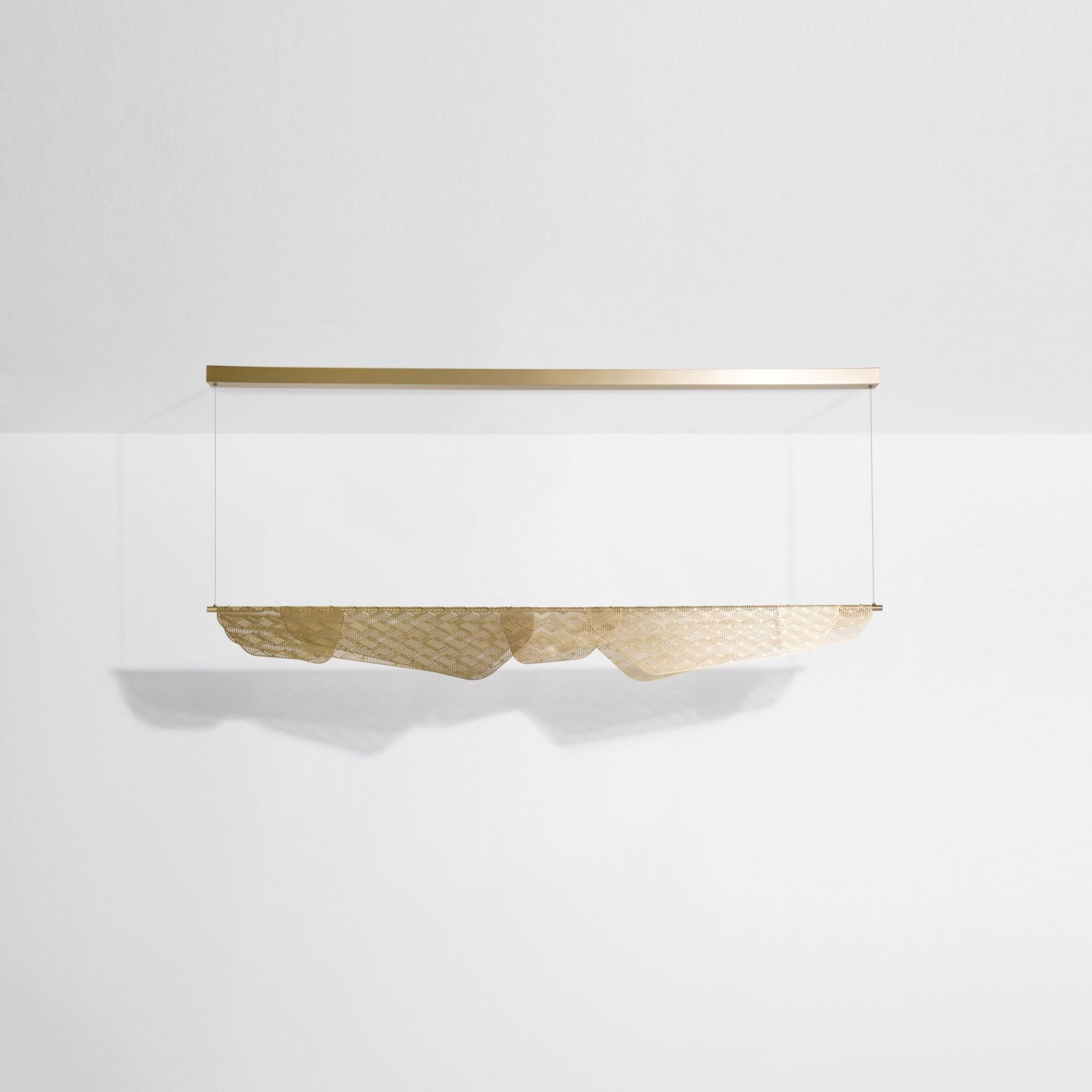 Mediterranea Pendelleuchte von Petite Friture: Goldene Hängelampe mit filigranem, geometrischem Muster und indirektem Licht.