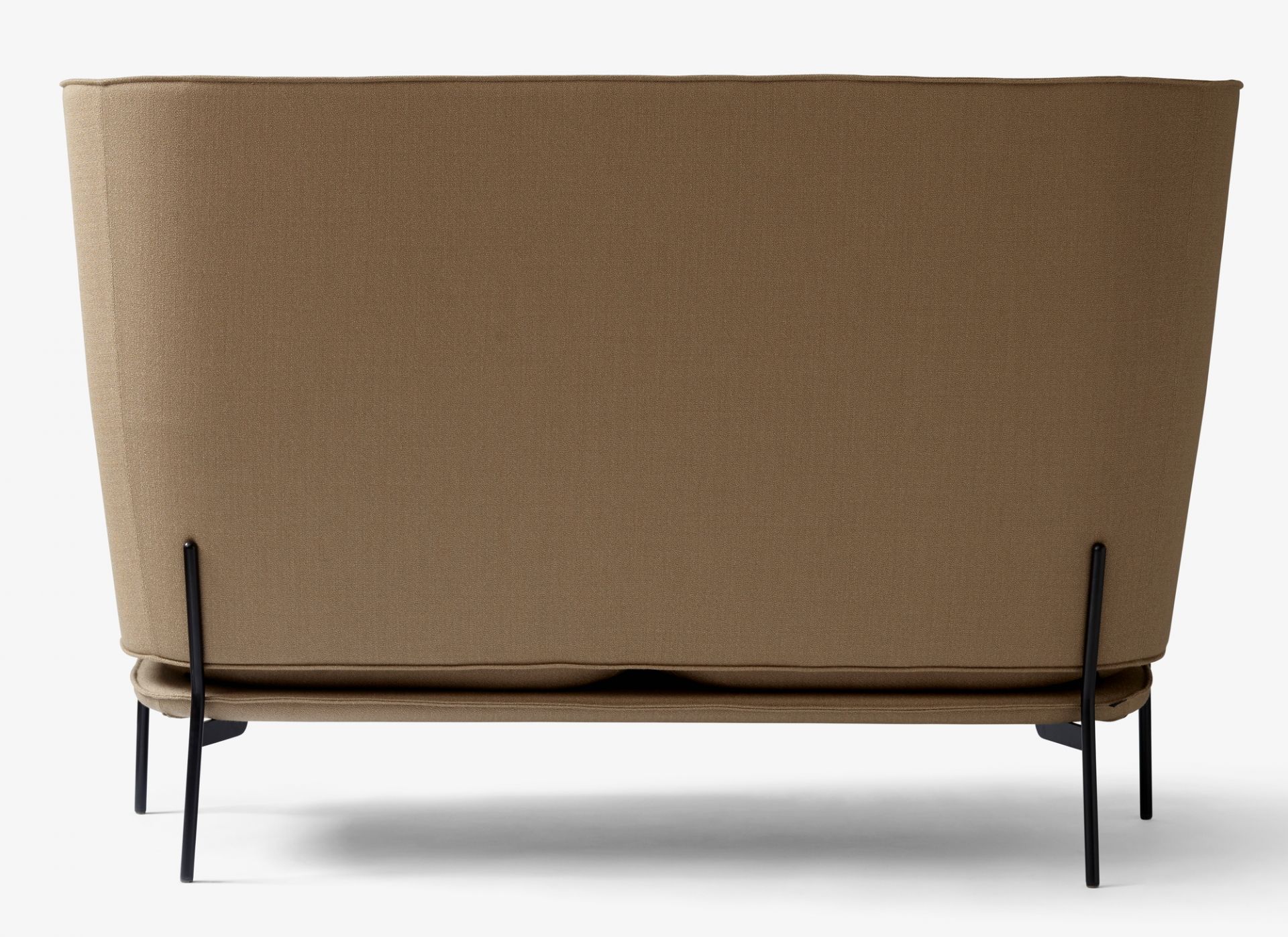 Rückansicht des Cloud Sofas von AndTradition, ein braunes 2-Sitzer Sofa mit hoher Rückenlehne.