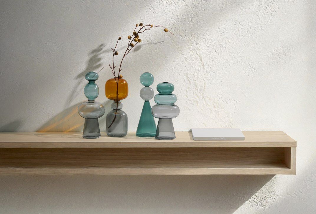 Curiosa Vase von Philippi: Mehrfarbige Glasvasen im Sanduhr-Design auf einem Holzregal. Dekorative Wohnaccessoires.