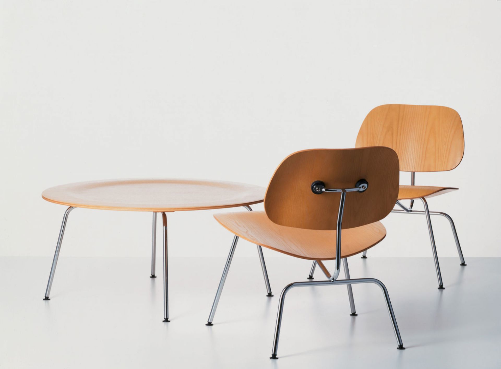 Vitra Plywood Group LCM Stuhl und Tisch aus Holz mit verchromten Beinen.