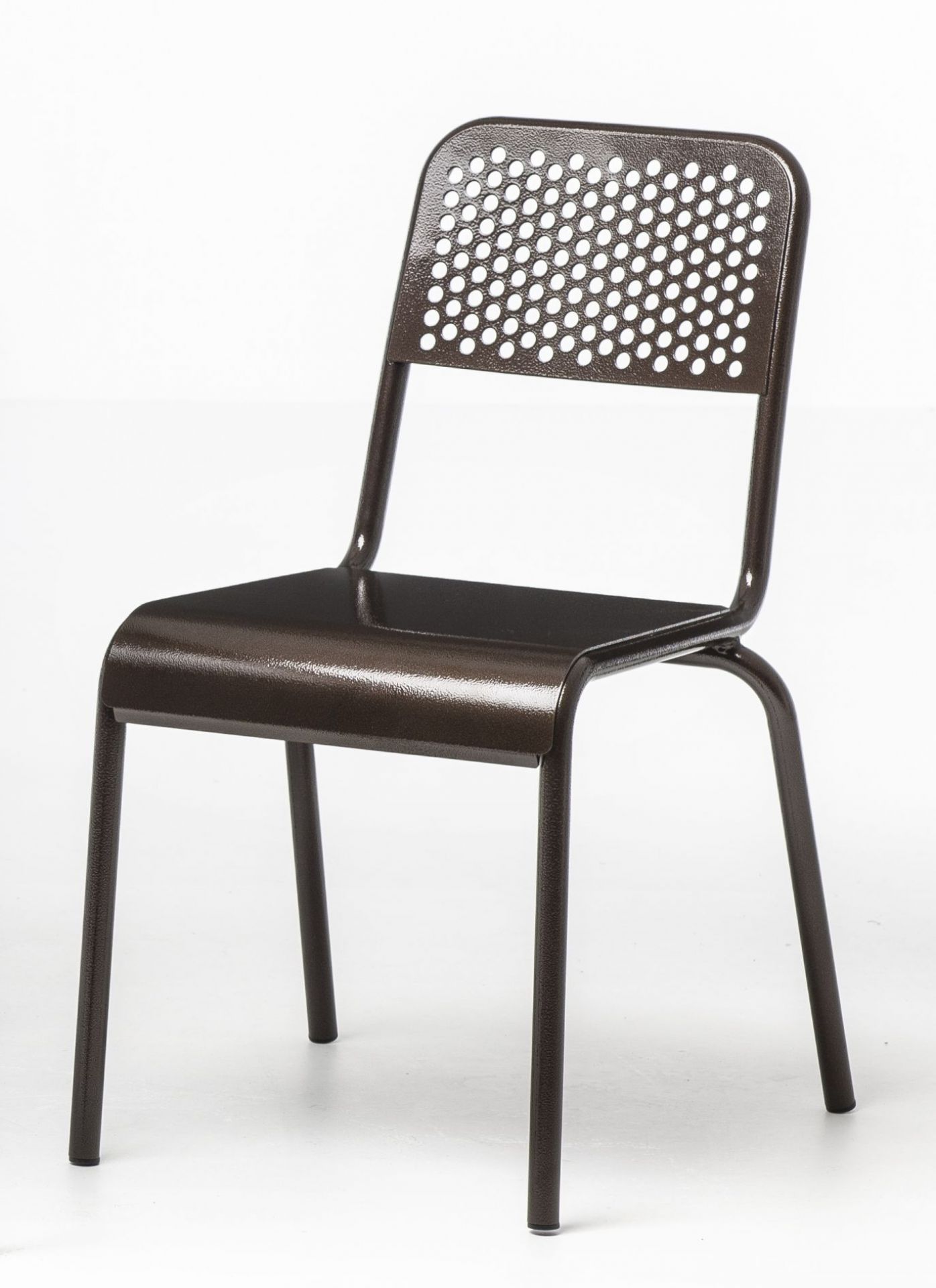 Nizza Stuhl von Moroso Diesel: Brauner Metallstuhl mit perforierter Rückenlehne für Esszimmer und Küche.