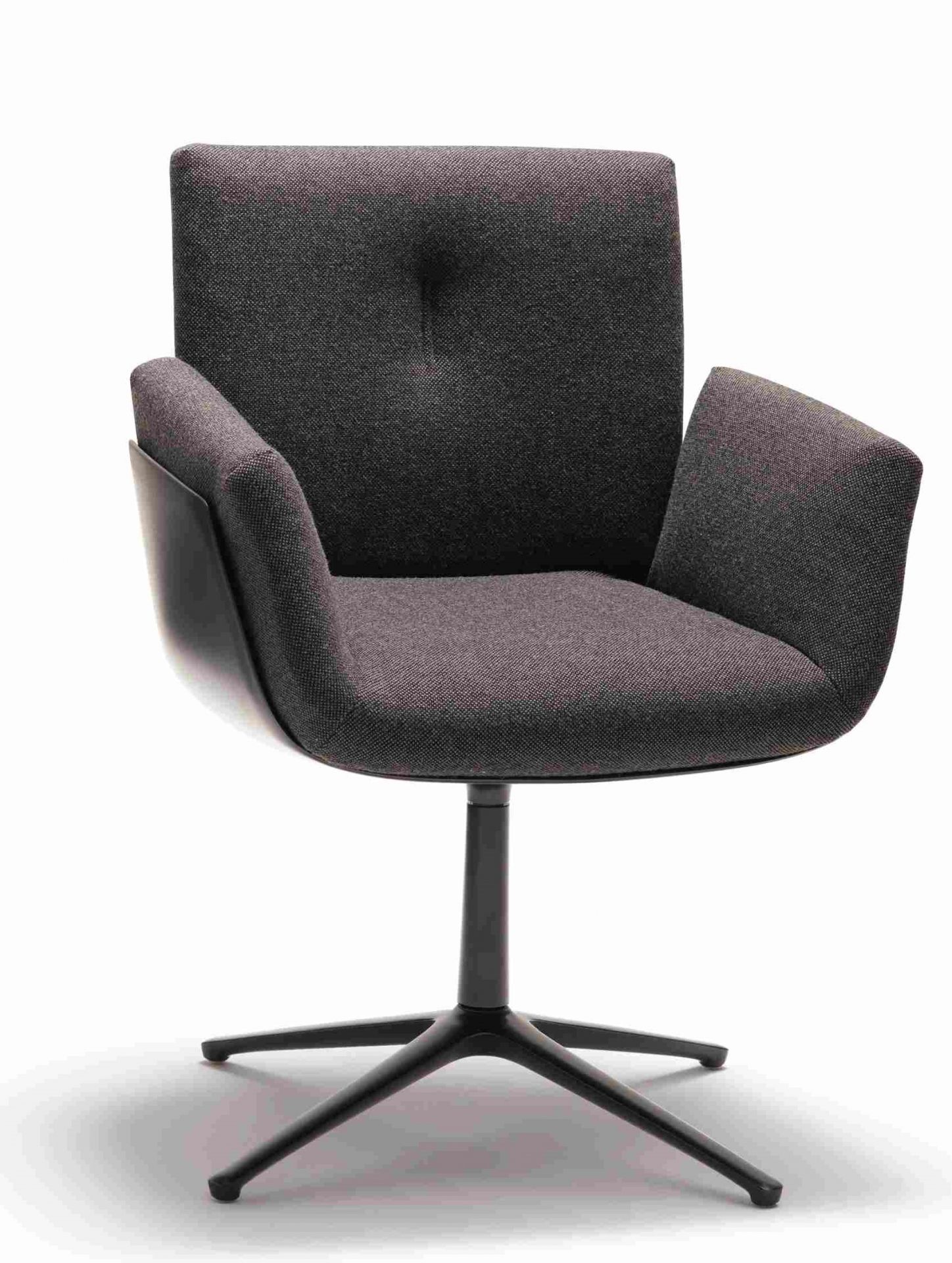 Alvo Drehstuhl mit Armlehnen von Cor, grauer Stoffbezug und schwarzem 4-Fuß-Gestell.