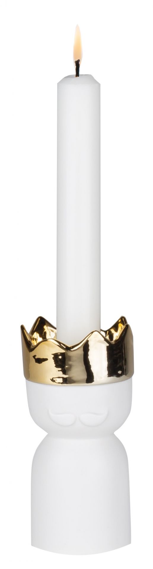 Kerzenhalter Königslicht: Weißer Kerzenständer mit goldener Krone und brennender, weißer Kerze. Dekorative Beleuchtung für Wohnzimmer.