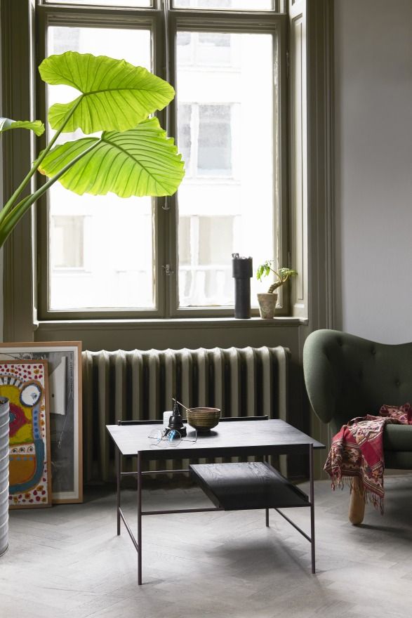 Kanso Coffee Table von Please Wait to be seated in einem stilvollen Wohnzimmer.