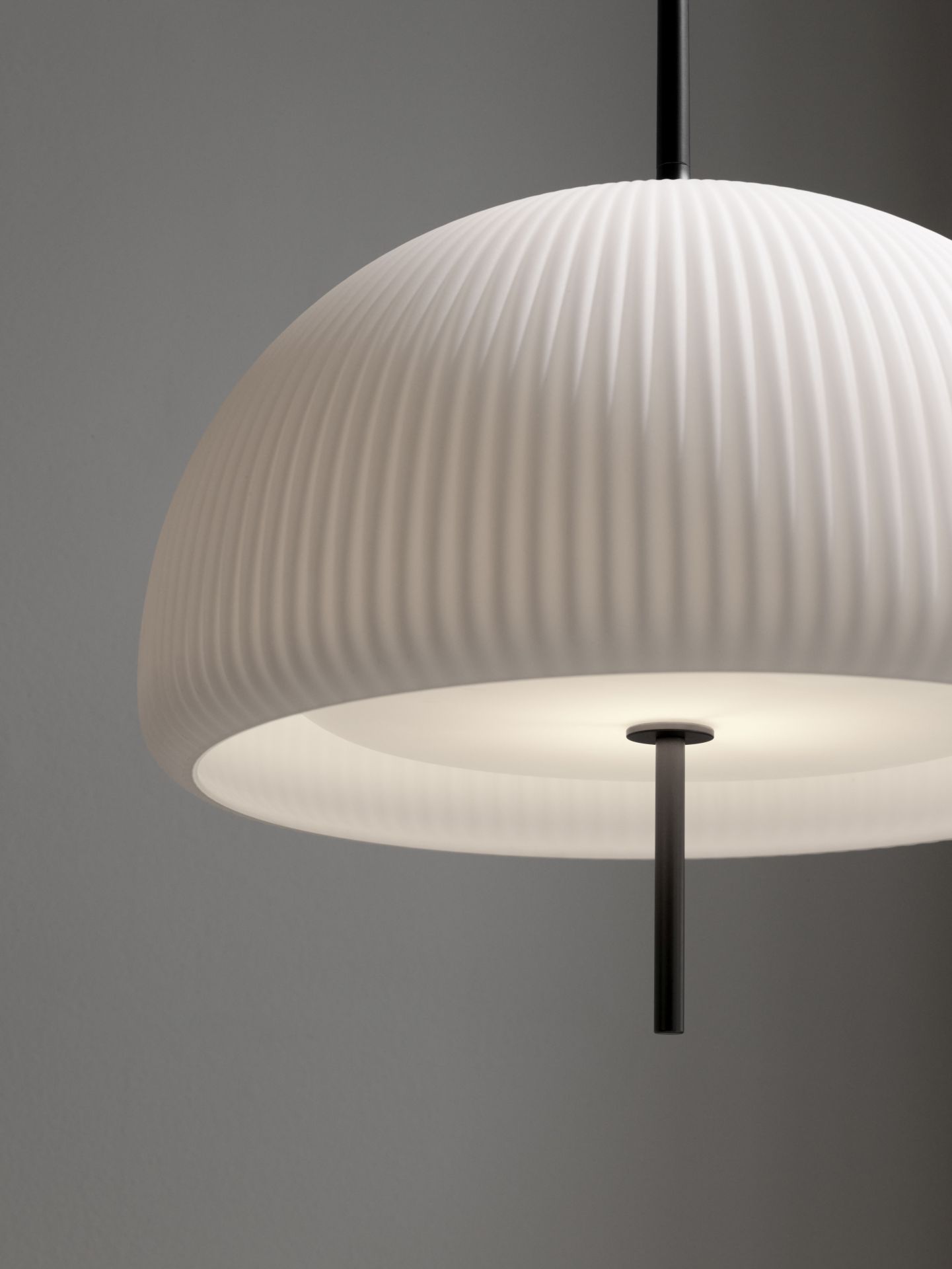 Nahaufnahme der Vipp Sculpture Pendelleuchte: Weiße, gerippte Lampenschirm für stilvolle Innenbeleuchtung.