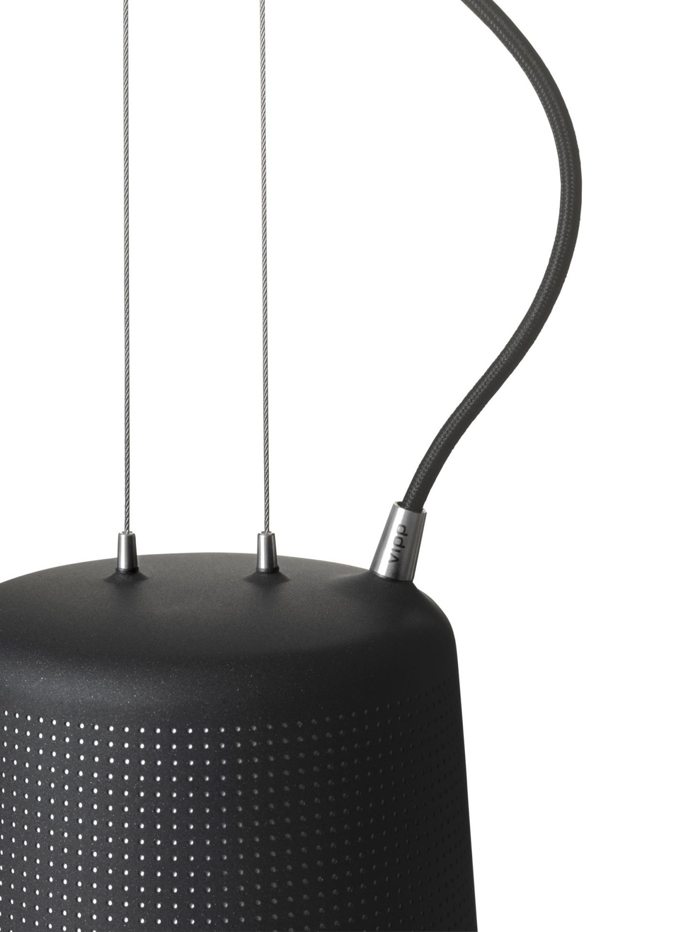 Detailaufnahme der kleinen Vipp Pendelleuchte in Schwarz mit filigranen Löchern und Textilkabel.