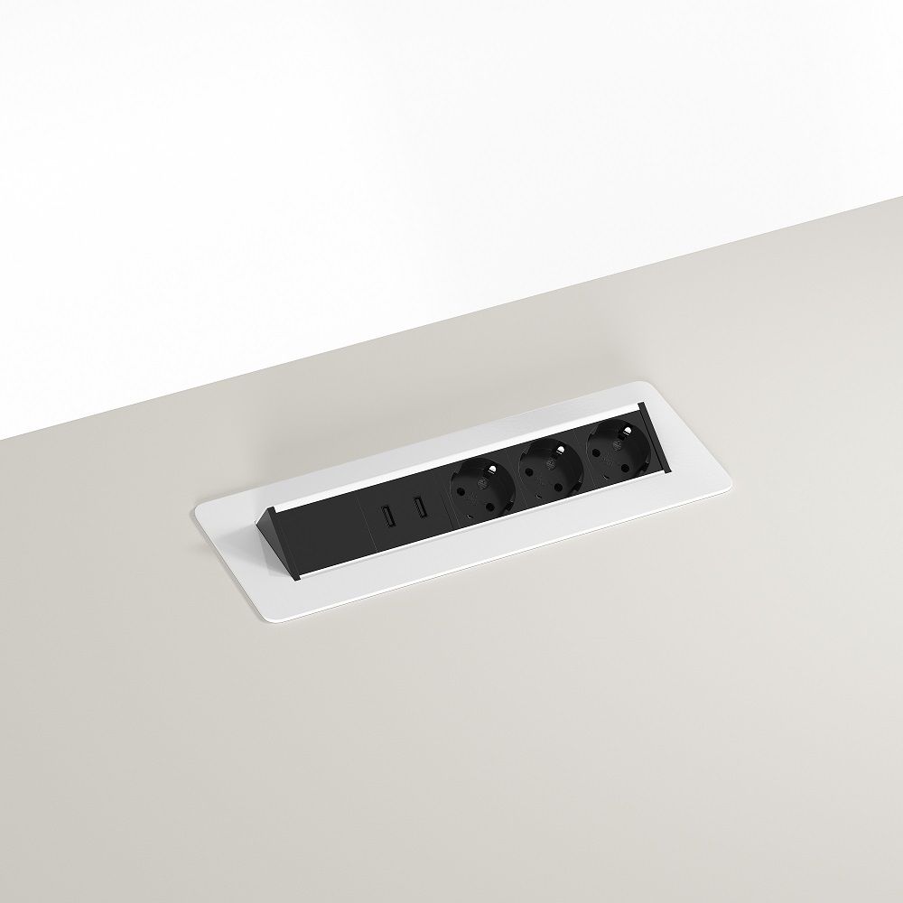 Detailansicht HiLow Conference Tisch Montana: Integrierte Steckdosenleiste mit USB-Anschlüssen im Konferenztisch.