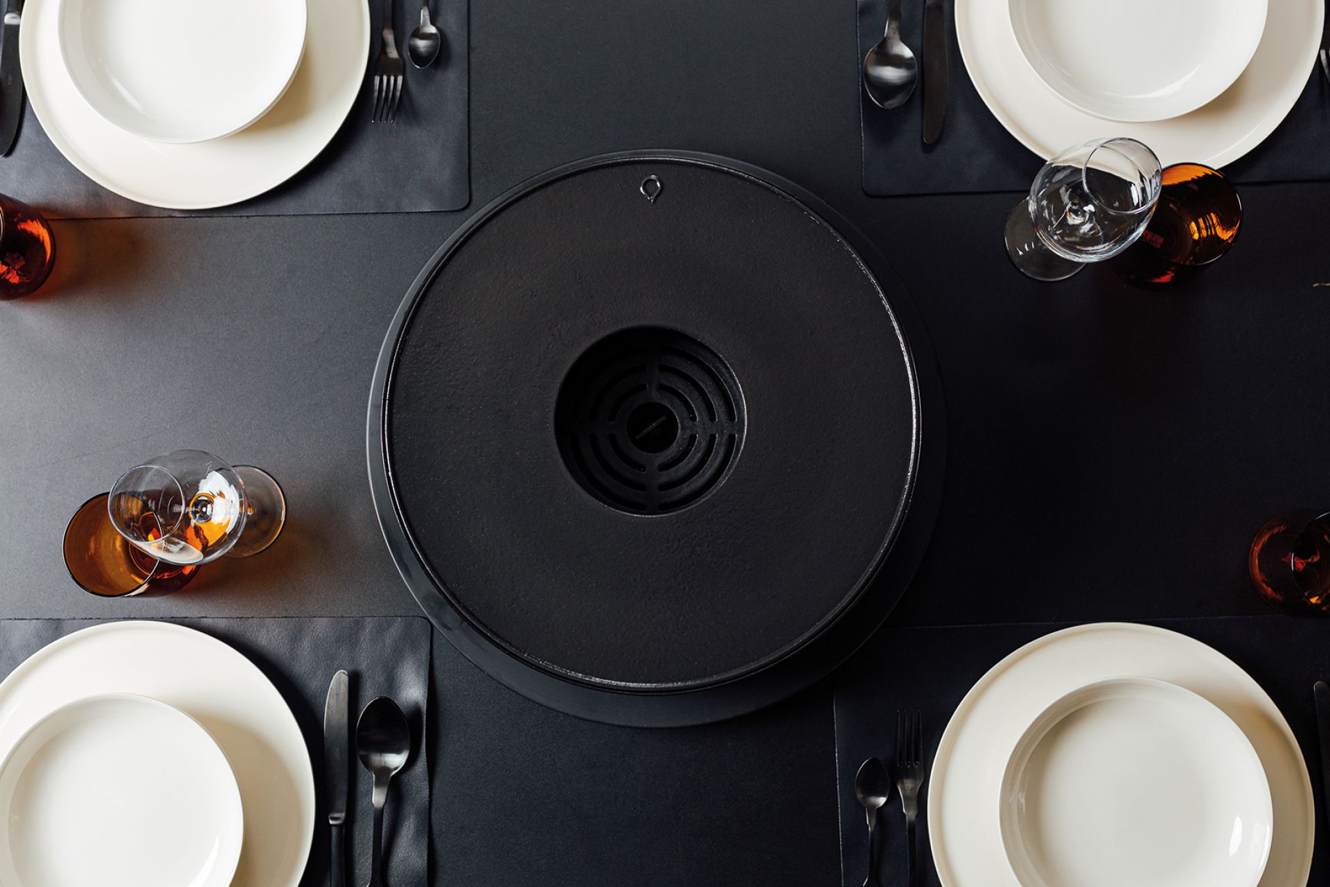 Tischgedeck mit Ofyr Tabl'O Tischgrill in der Mitte, bereit für ein gemütliches Grillen.