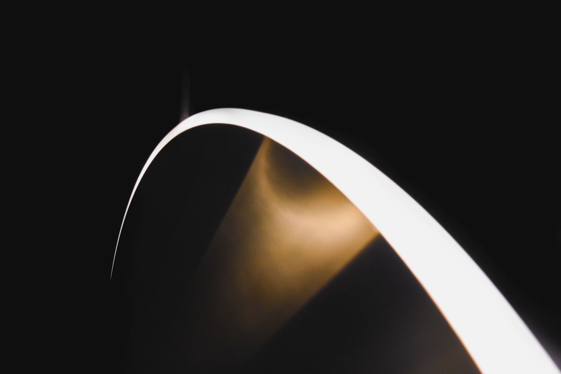 Detailaufnahme der Sconce10 Chrona Wandleuchte von Graypants: Modernes Design mit warmem Licht und Messingakzenten.