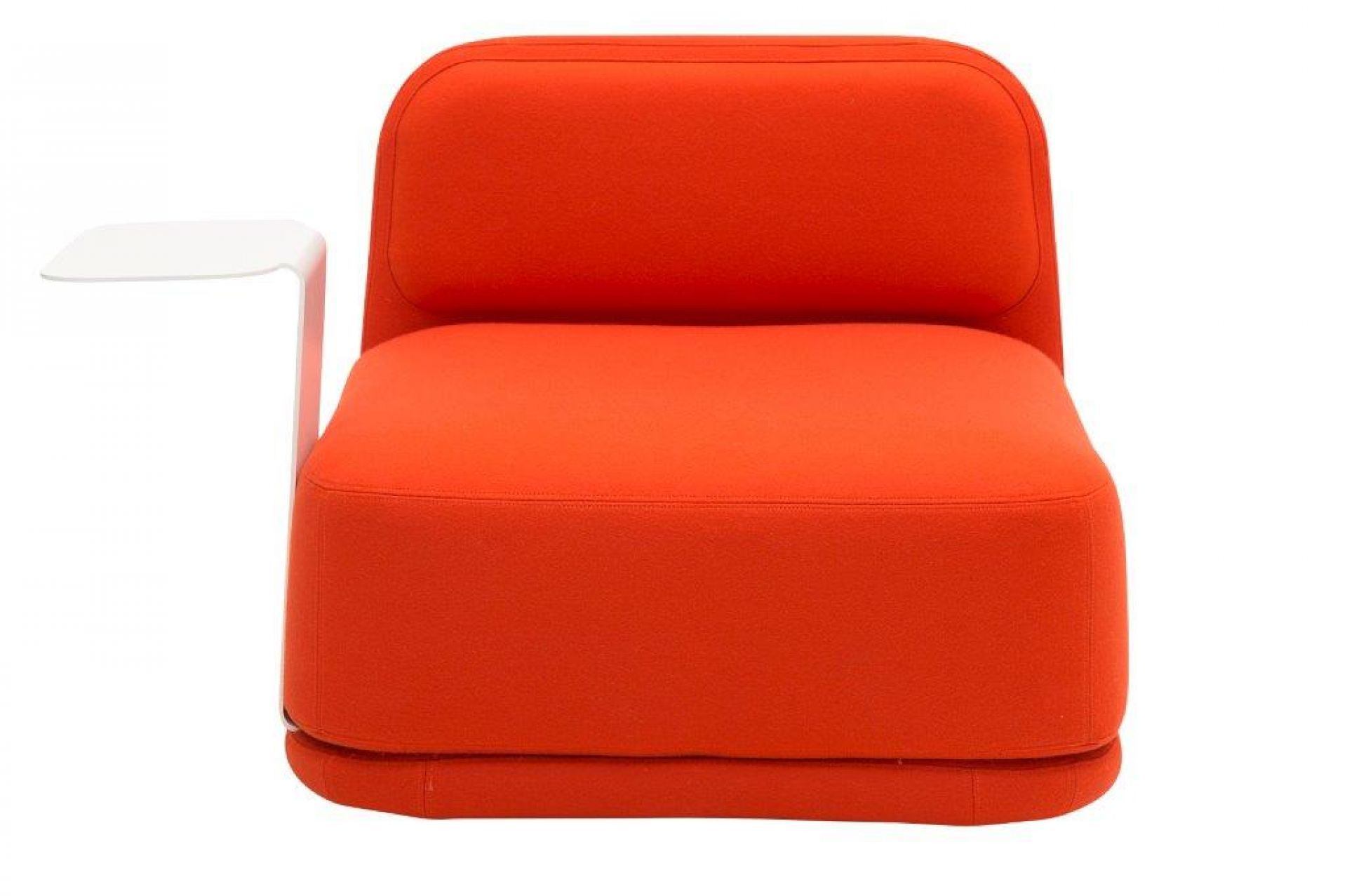 Oranger Standby Sessel mit niedrigem Design und weißem Beistelltisch, ideal für moderne Wohnräume.