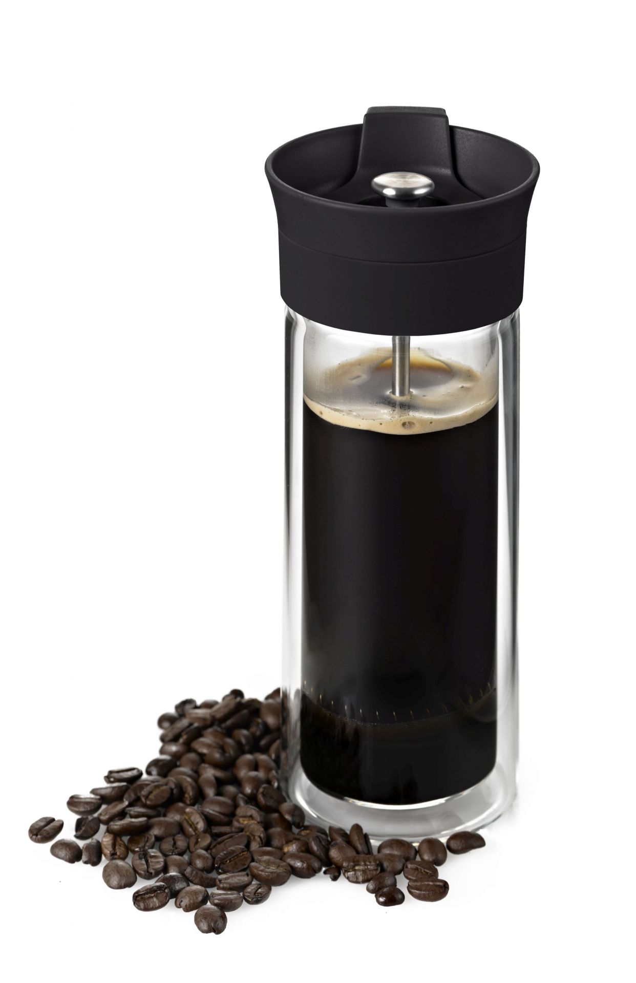 Doppelwandiger French-Press Kaffeebecher aus Glas mit Kaffeebohnen für aromatischen Kaffee unterwegs. Thermobecher für heiße Getränke.