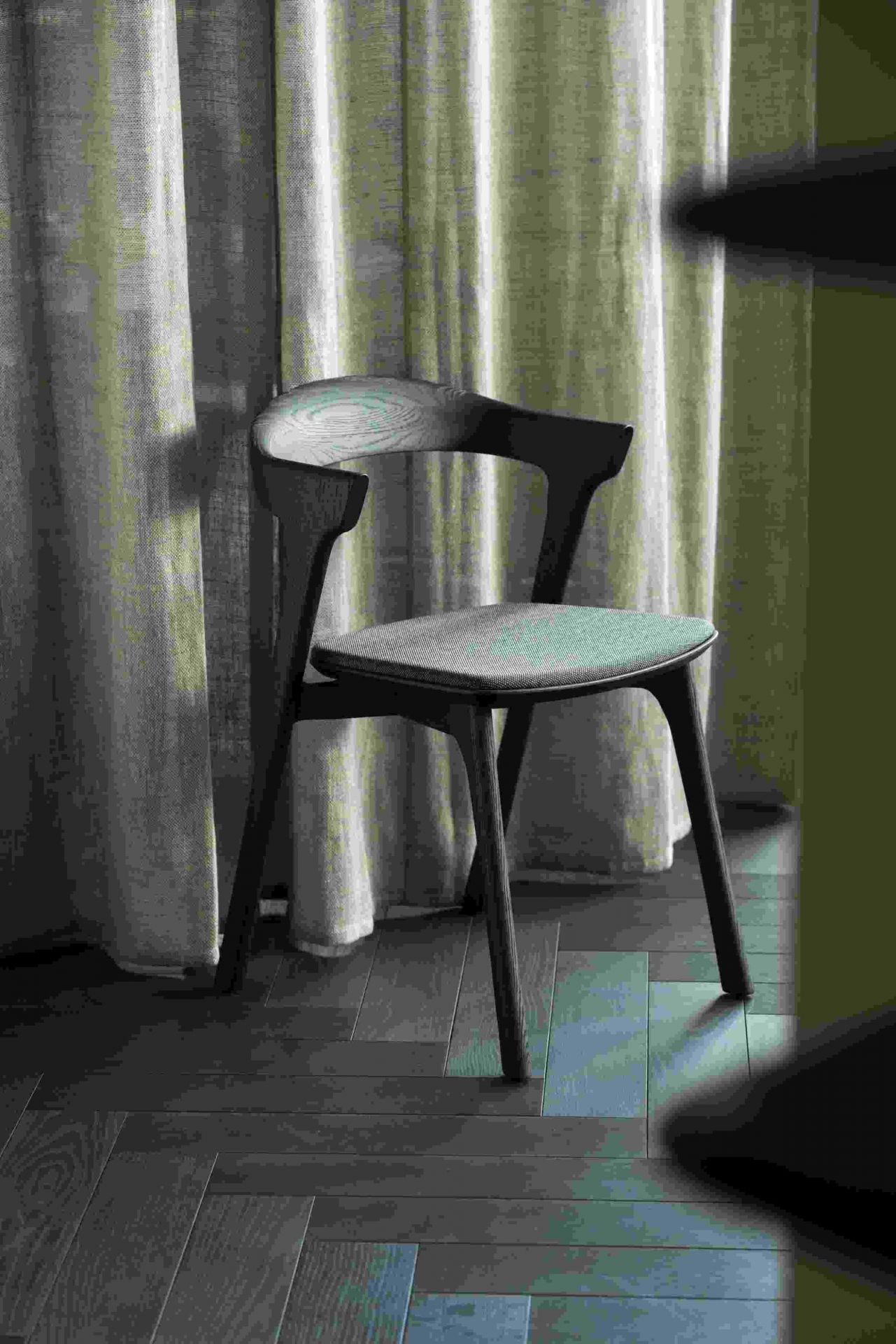 Bok Stuhl Eiche braun / Stoff Schwarz Ethnicraft