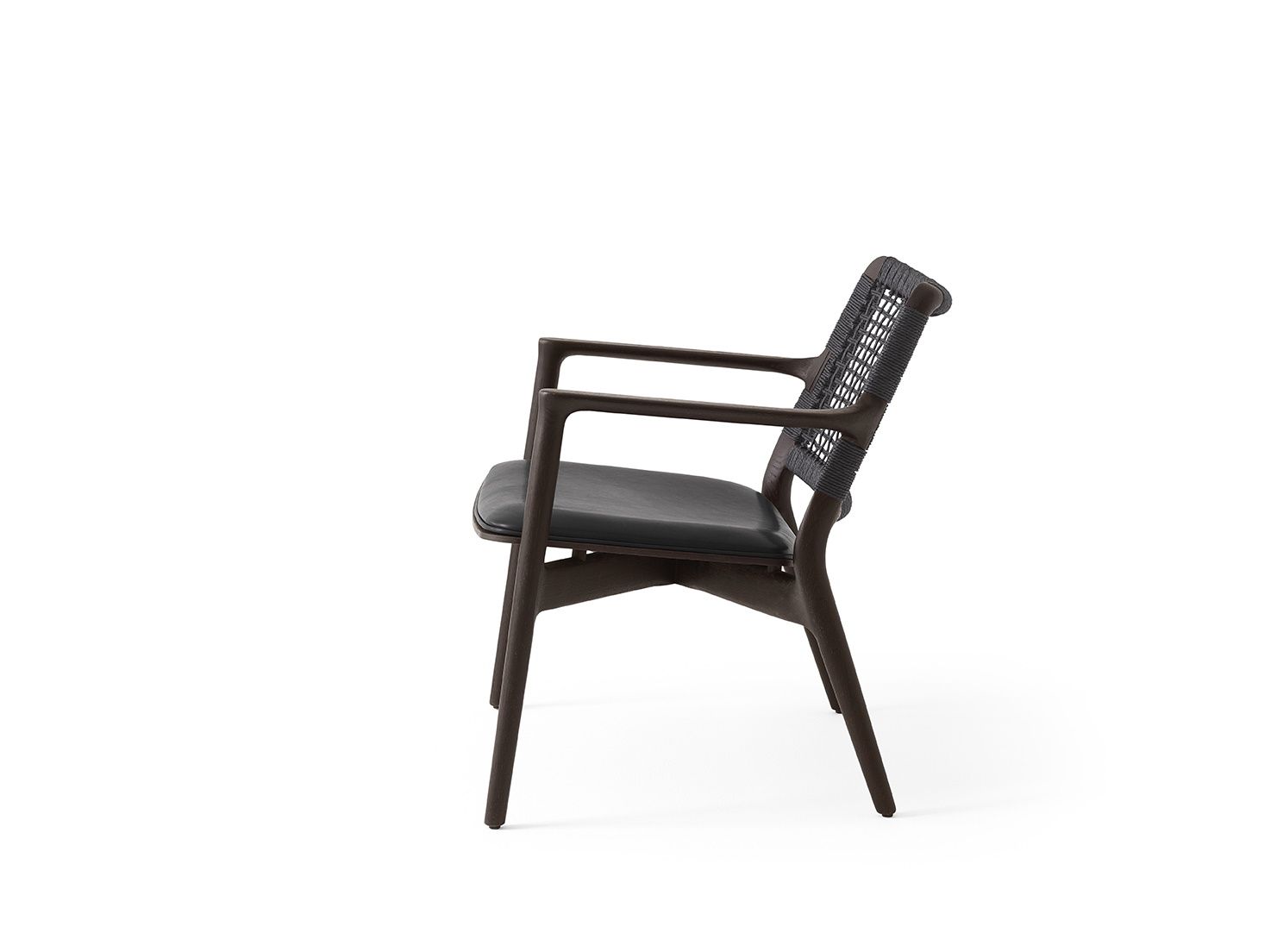 Vipp Cabin Lounge Stuhl 488, braunes Holzgestell, schwarzer Lederbezug und geflochtene Rückenlehne.