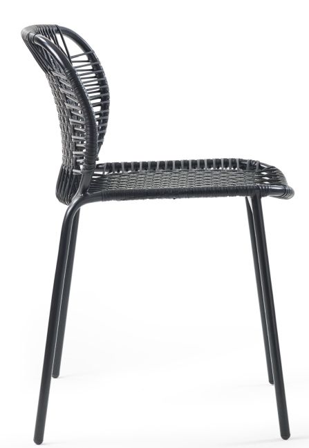 Schwarzer Cielo Stacking Chair: Stapelbarer Outdoor Stuhl mit geflochtener Sitzfläche und filigranem Metallgestell.
