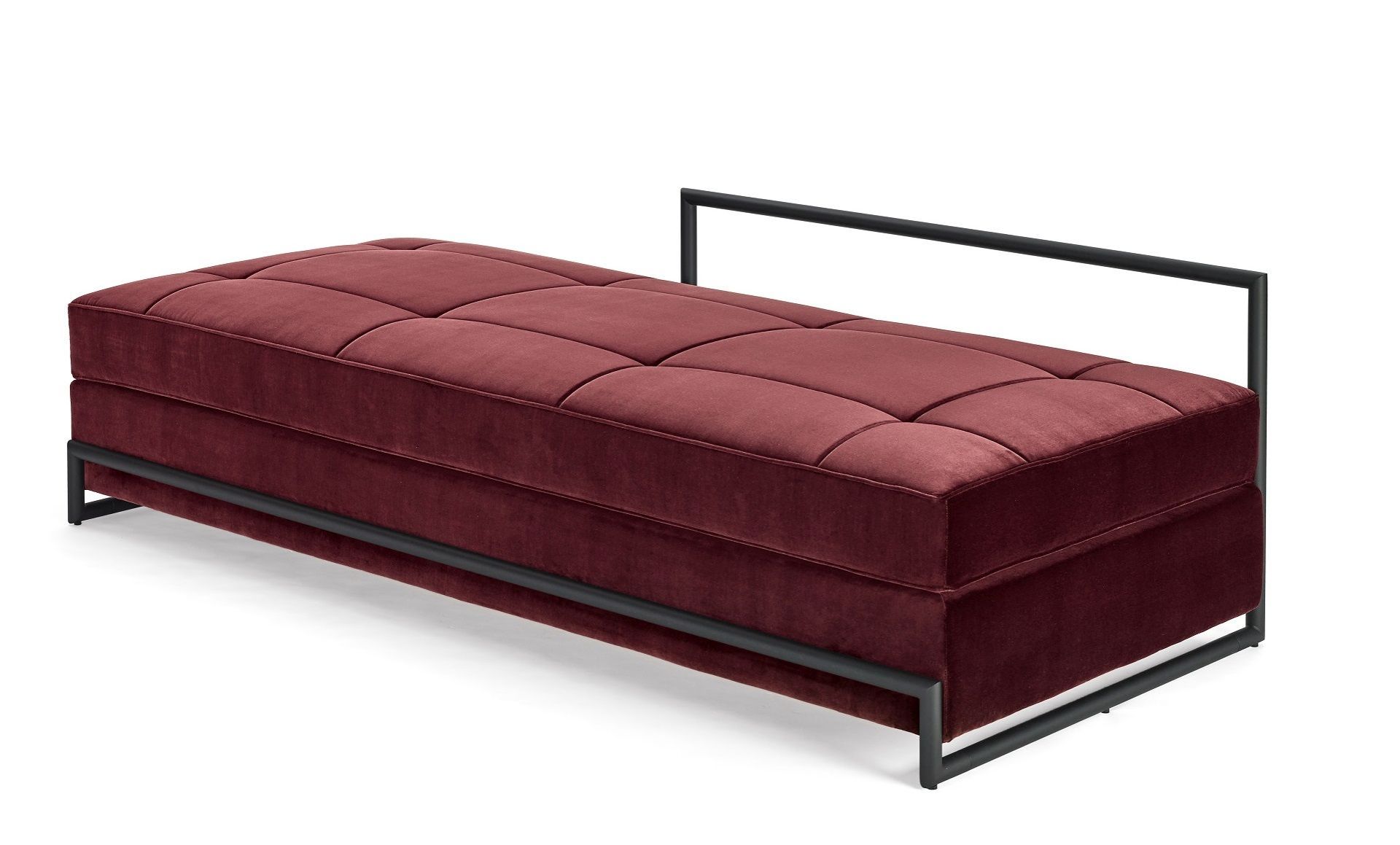 Day Bed Liege Classicon mit bordeauxrotem Samtbezug und schwarzem Metallgestell. Moderne Liege für Wohnzimmer.