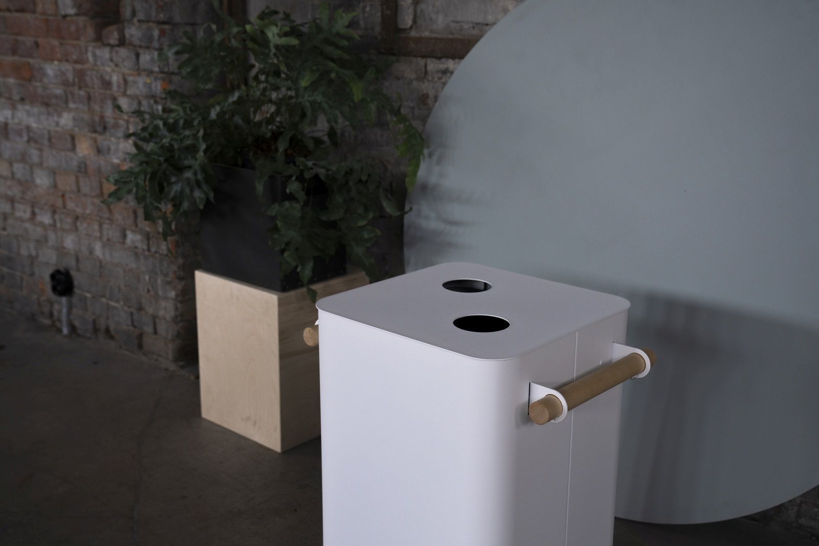 Weißer Arkiv Bin Mülleimer zur Mülltrennung mit Holzgriffen, ideal für Büro und Zuhause.