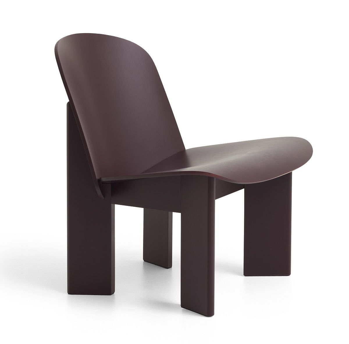 Chisel Lounge Chair von Hay, moderner Sessel aus Holz in dunklem Braun.