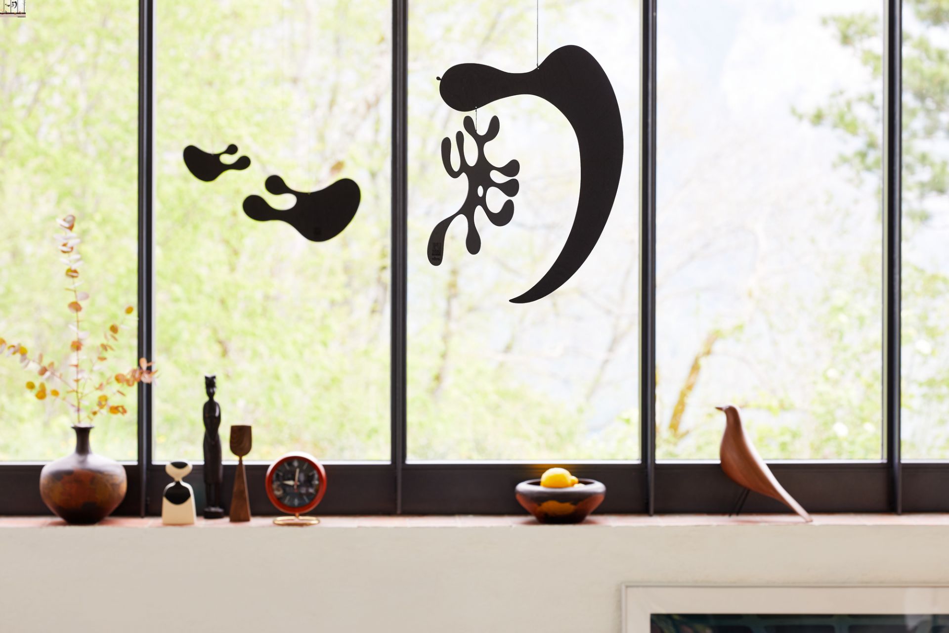 Nahaufnahme der Vitra Chronopak Tischuhr, eine stilvolle Design-Tischuhr für modernes Wohnen.