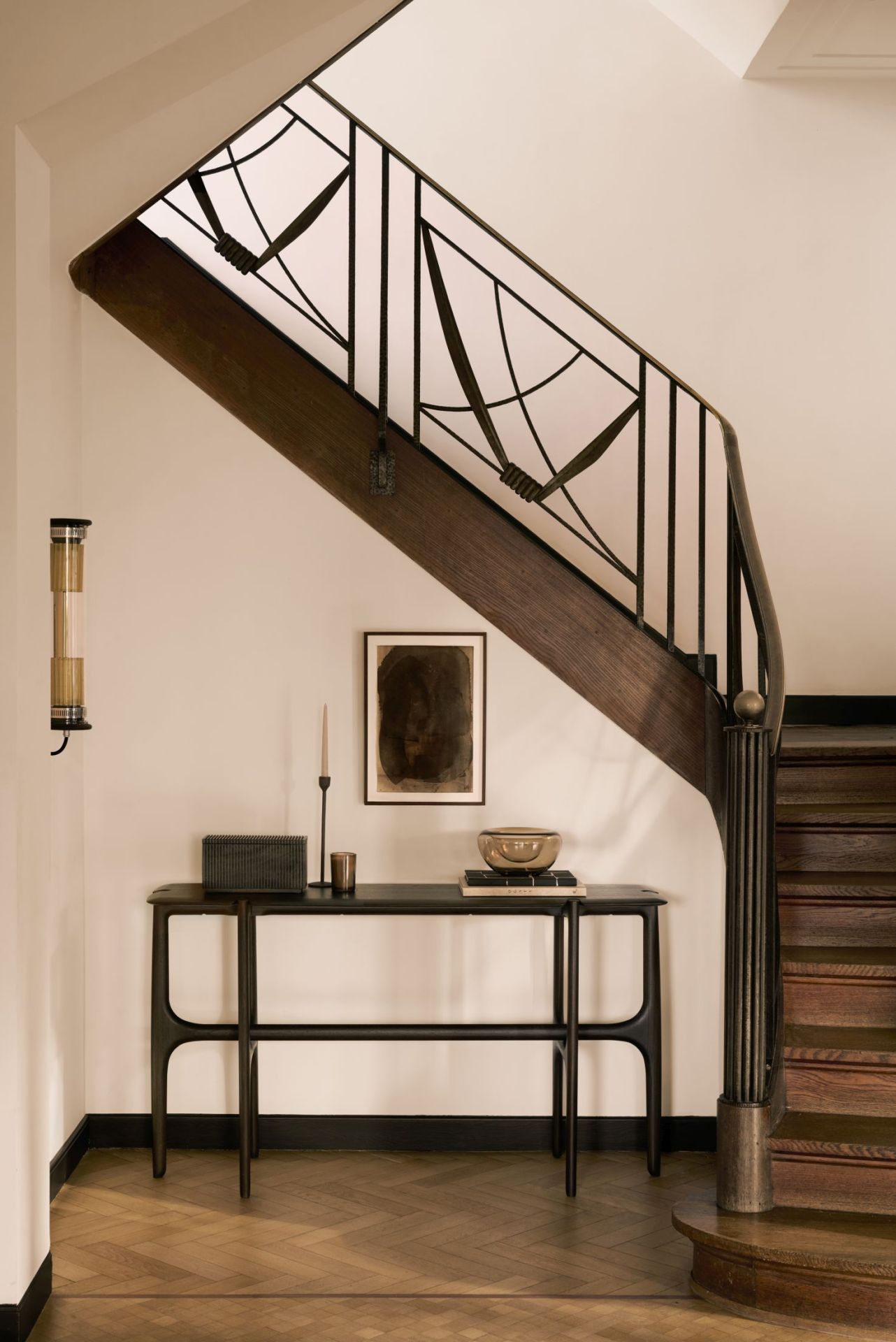 Elegante PI Konsole mit sechs Beinen von Ethnicraft im Flur unter einer Treppe. Dekorative Wohnzimmermöbel.