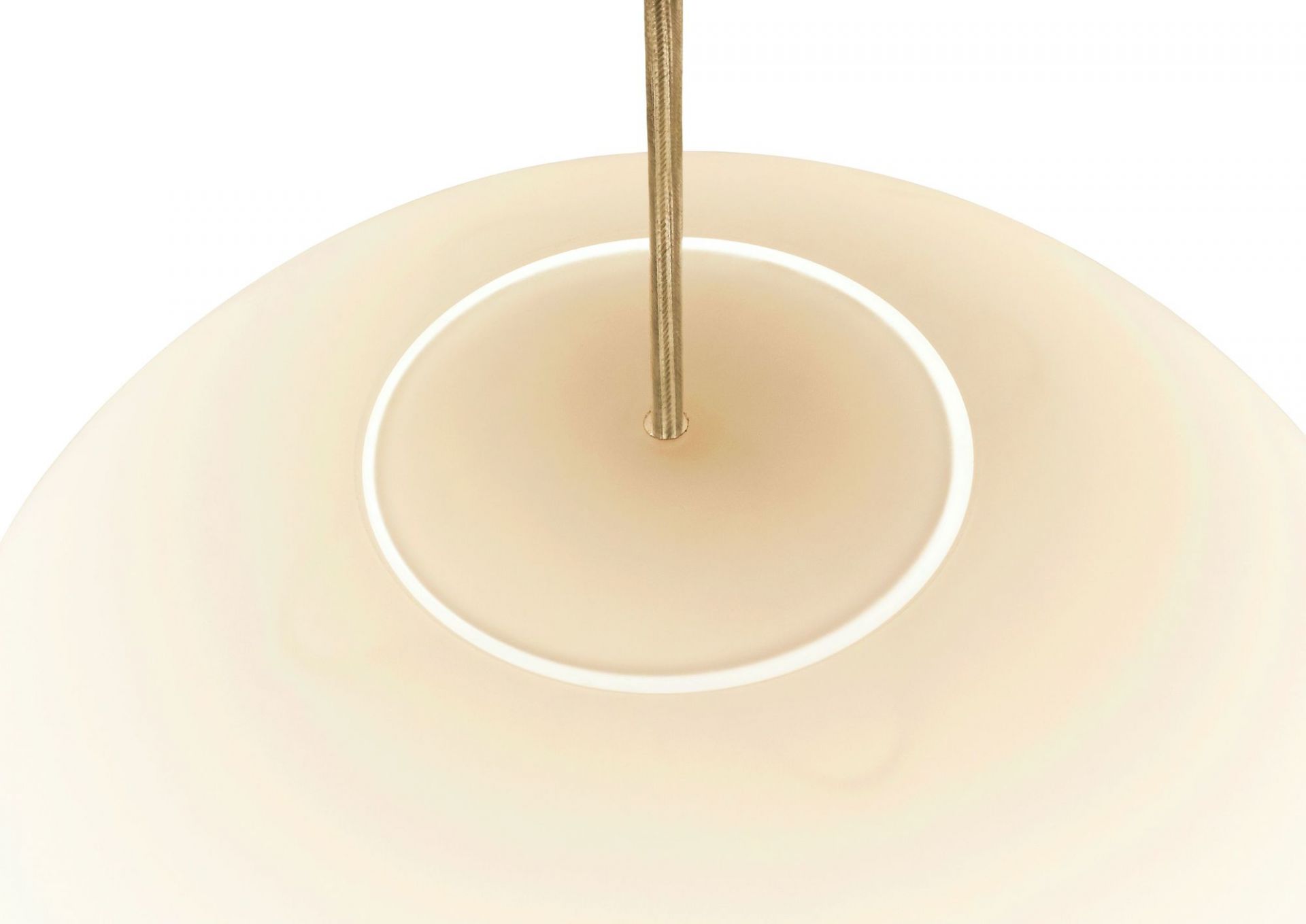 Nahaufnahme der Luna Lamp Pendelleuchte von Design House Stockholm mit Textilkabel.