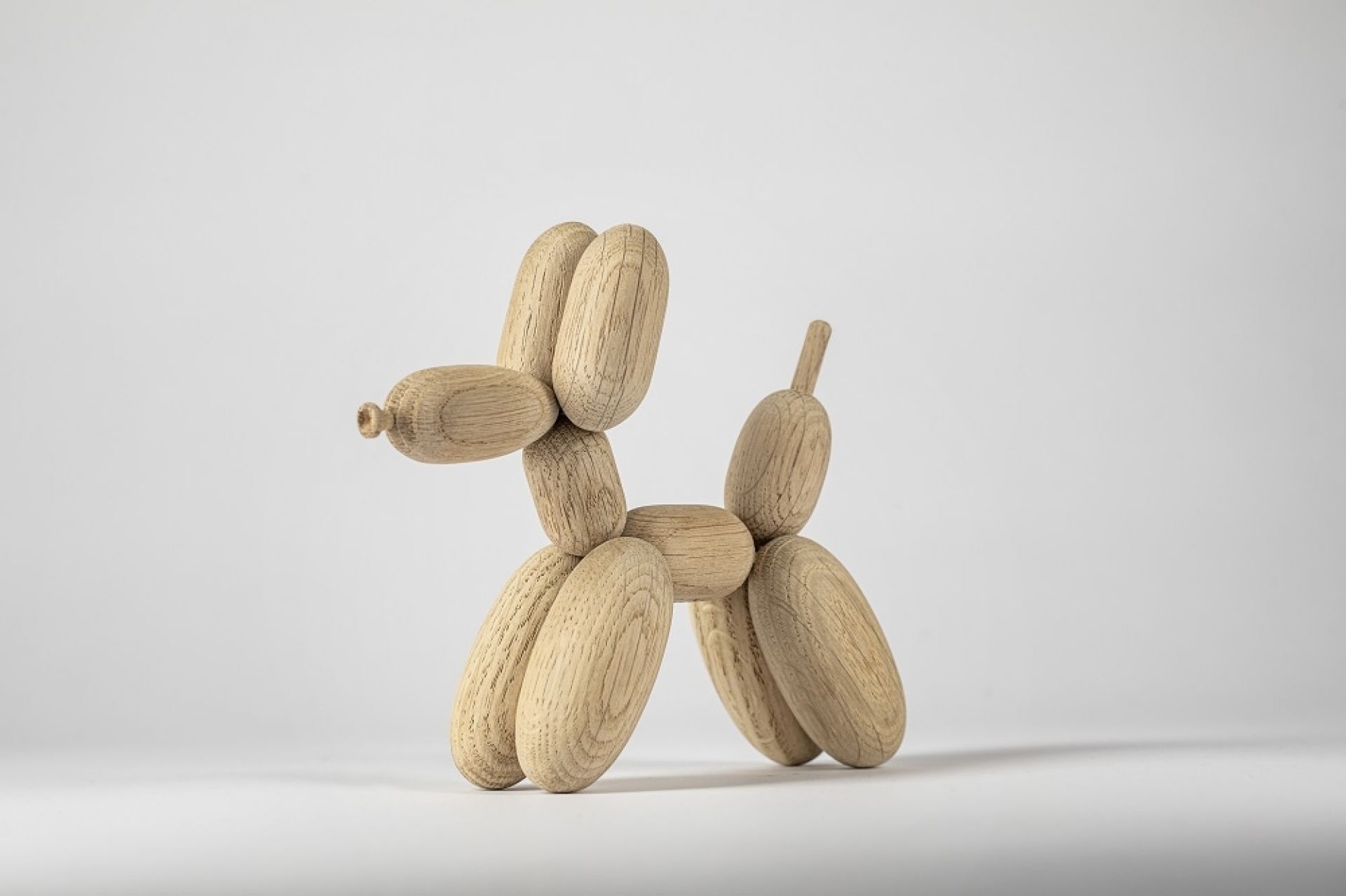 Ballon d’Og Holzfigur Hund Boyhood, handgefertigte Holzdeko, skandinavisches Design, einzigartiges Sammlerstück für Kinderzimmer.