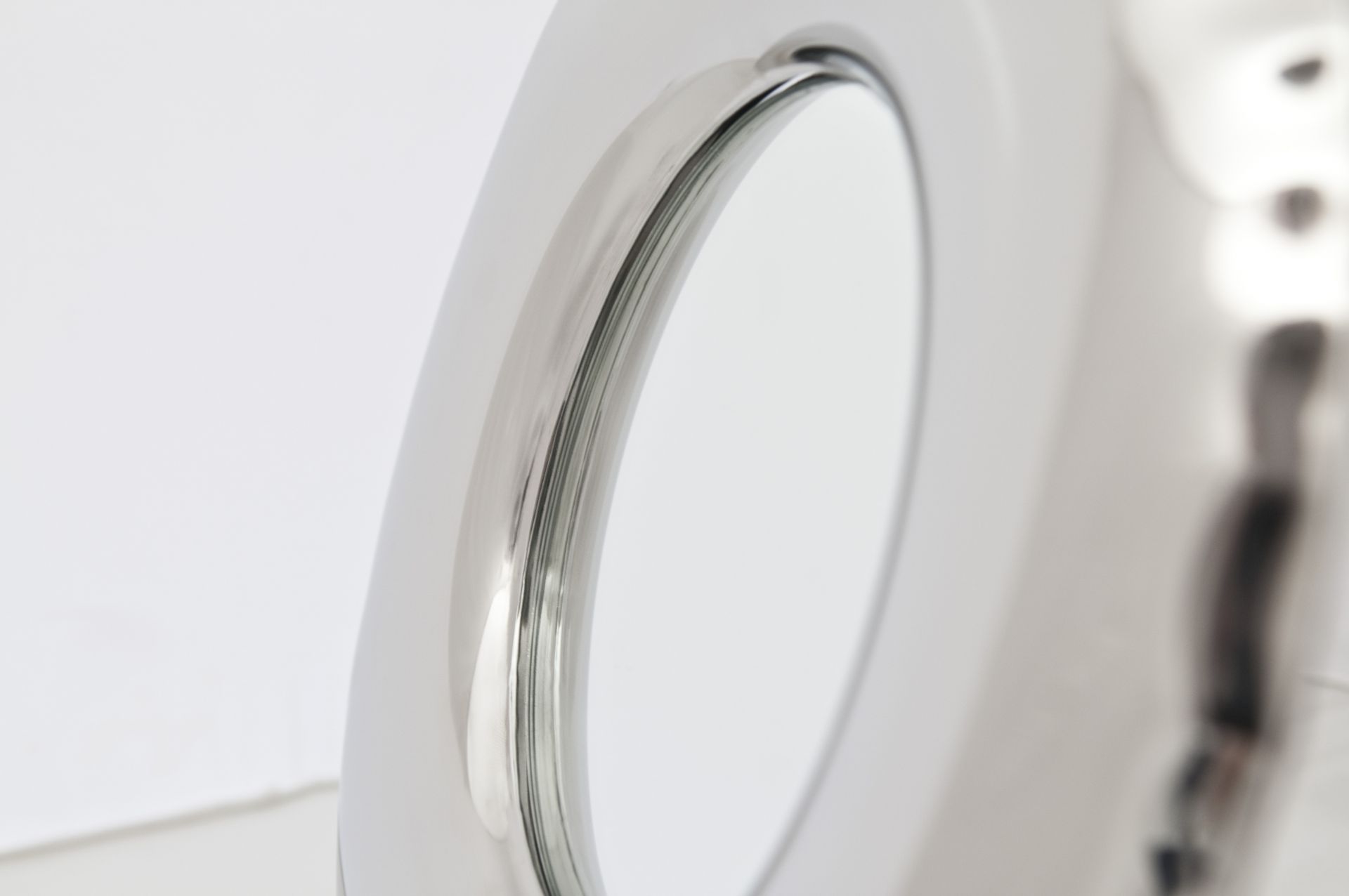 Nahaufnahme des Rondel Spiegels von Zieta aus poliertem Edelstahl. Runder Wandspiegel.