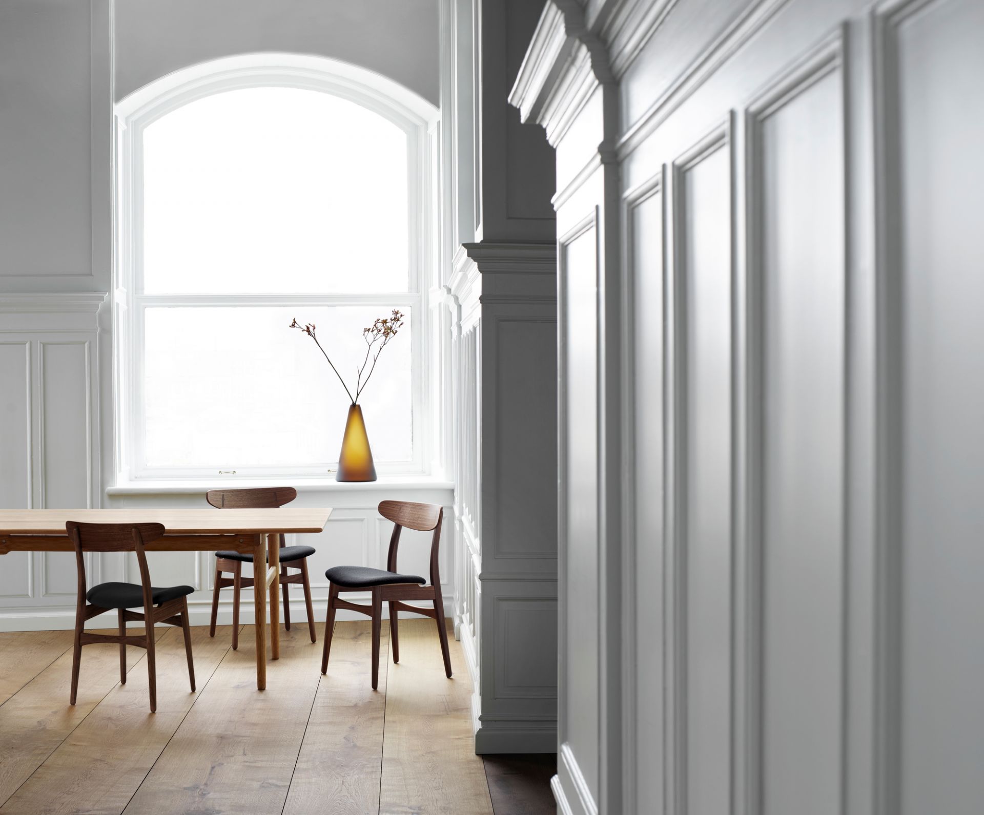 CH30P Stuhl von Carl Hansen & Søn mit schwarzem Eichengestell und gepolstertem Sitz.