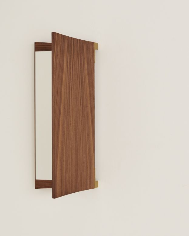 Gubi Vanity Wall Mirror 2 Wandspiegel mit Holzrahmen und schwenkbarer Spiegelfläche an einer weißen Wand.