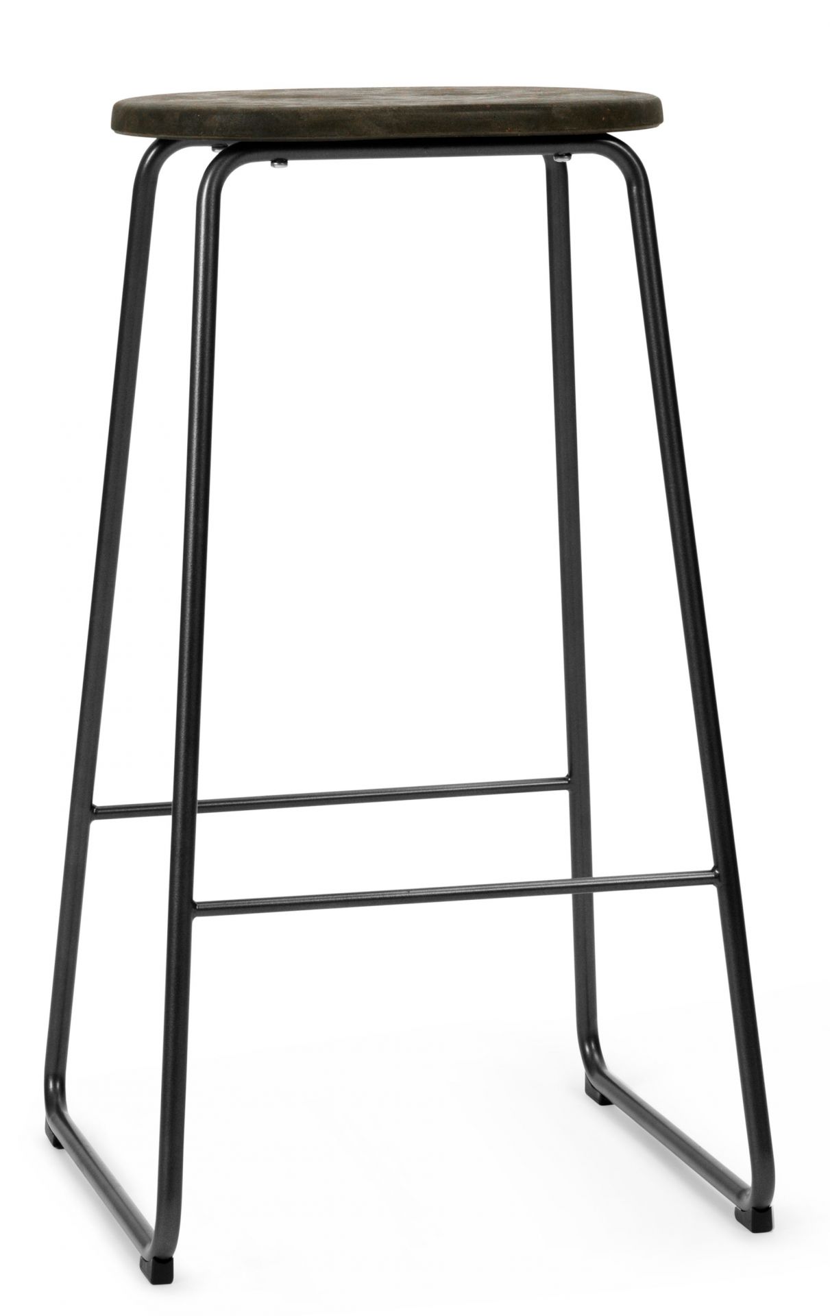 Dunkler Earth Stool Barhocker von Mater Waste, H 74 cm, mit schwarzem Metallgestell.