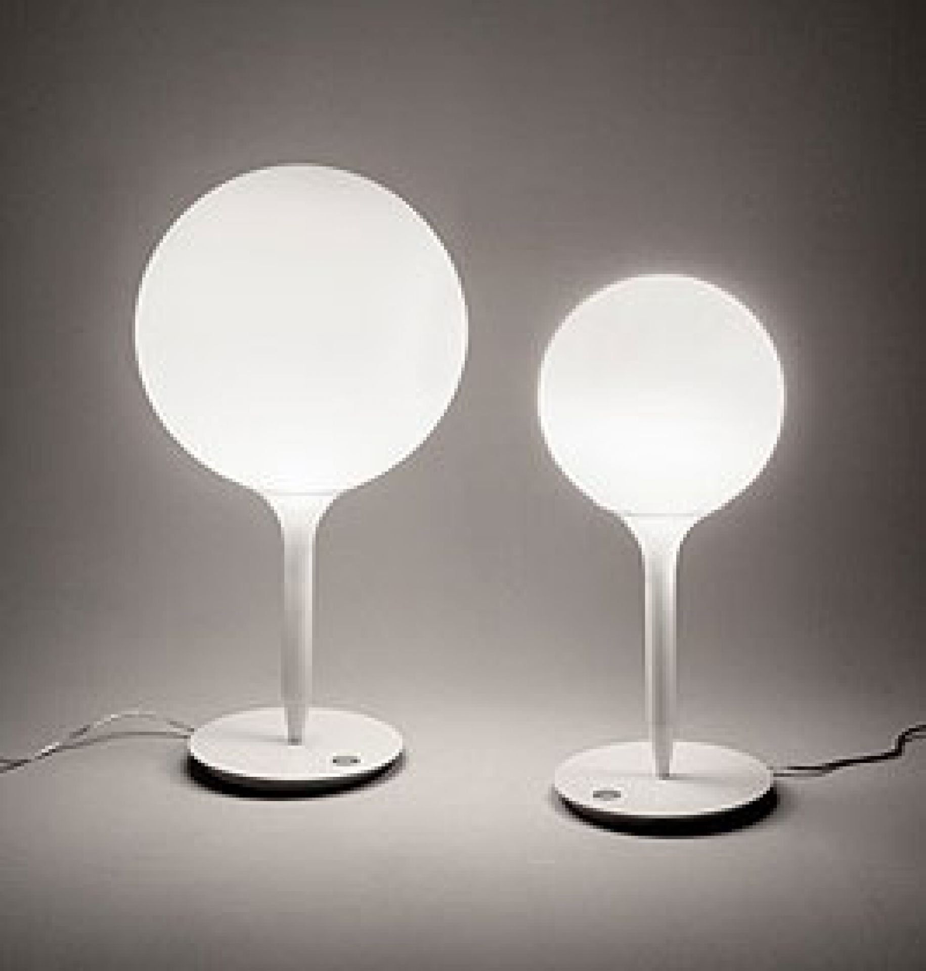 Weiße Castore Tischleuchte von Artemide: Modernes Design mit sanftem, diffusem Licht für Wohnraum und Büro.