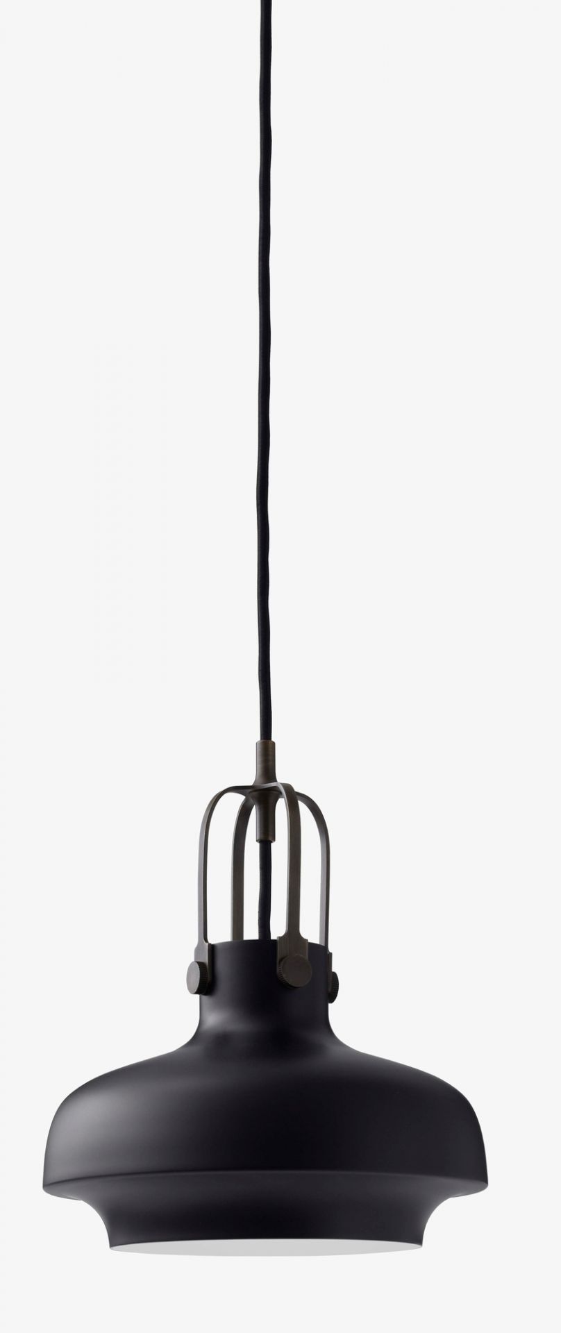 Schwarze Copenhagen Pendelleuchte SC6 von AndTradition mit Textilkabel und filigranem Metallgestell.