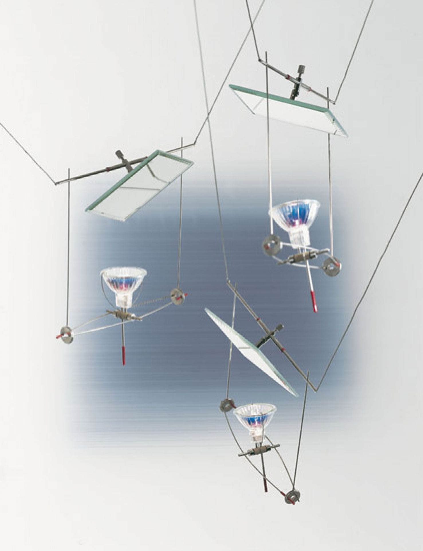 YAYAHO Lichtsystem mit Spiegel von Ingo Maurer, eine moderne Hängelampe mit Spiegeln und Halogenleuchten.