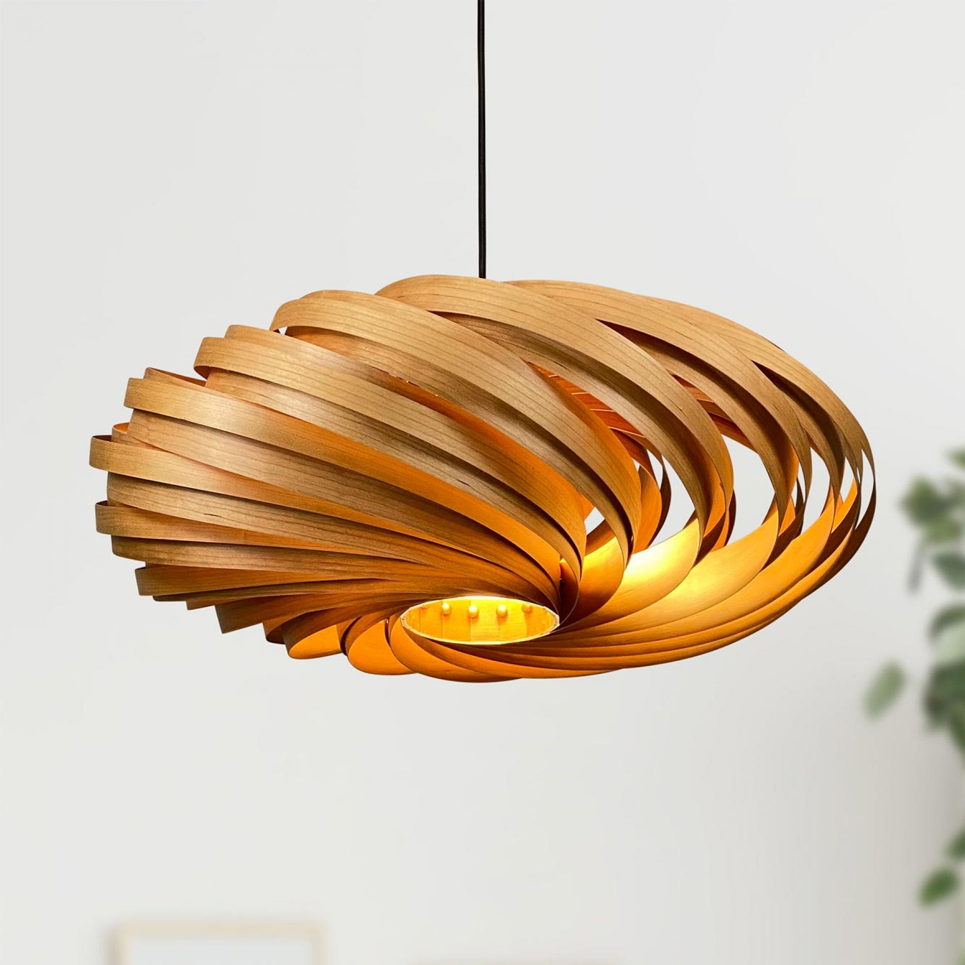 Veneria Hängeleuchte aus Kirschbaumholz, moderne Holzlampe mit spiralförmigem Design für Wohnzimmer und Esszimmer.