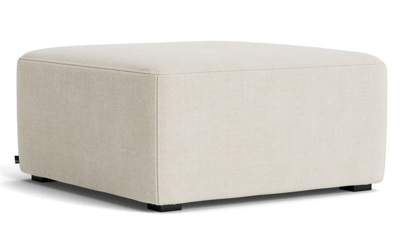 Beiger Hay Mags Ottoman, extra klein, quadratisch, mit Stoffbezug und schwarzen Füßen.
